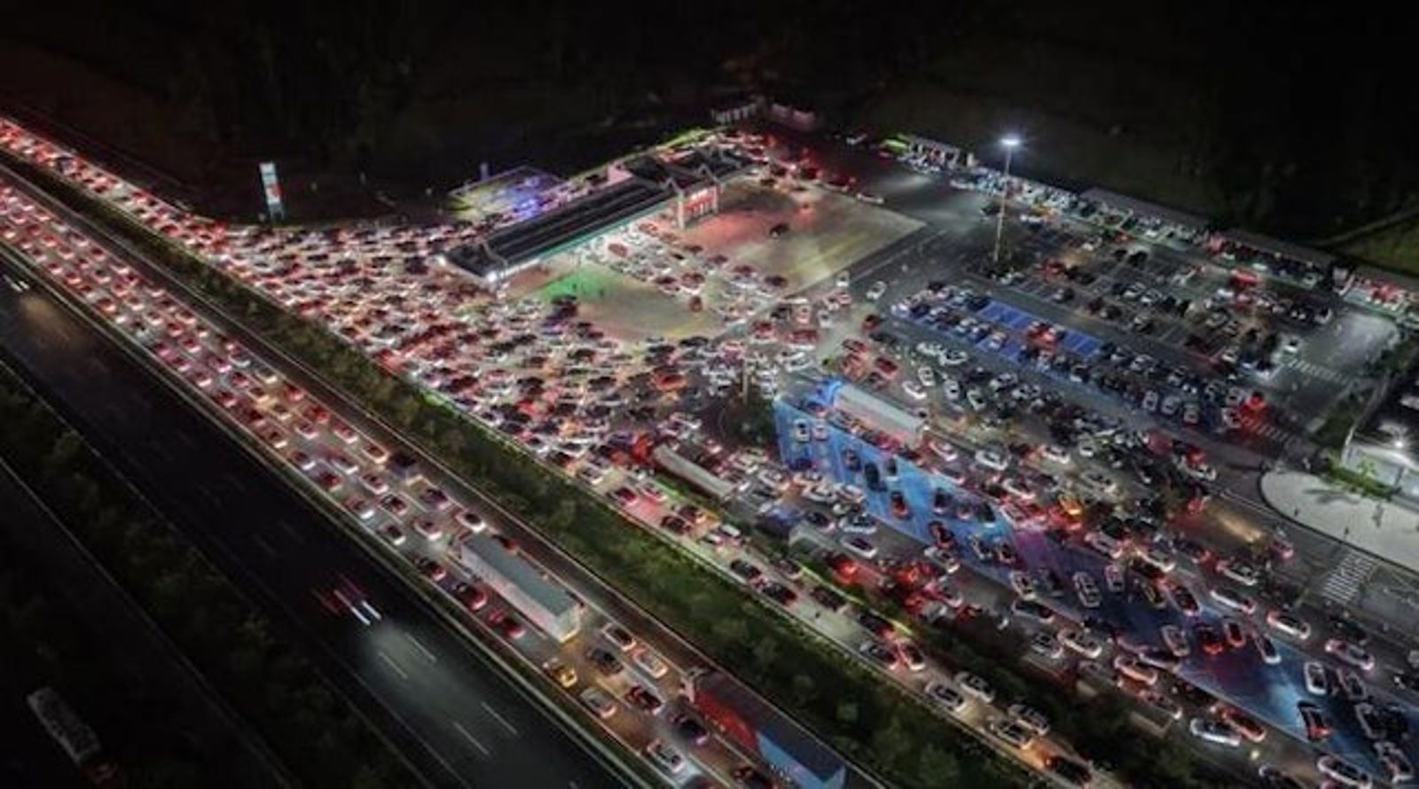 滿滿都是車車車。圖／翻自《瀟湘晨報》