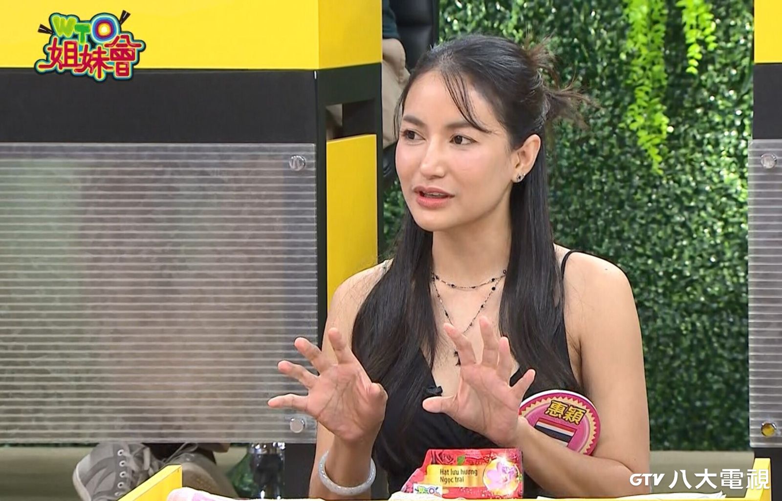 《WTO姐妹會》來自泰國的惠穎使用洗衣精後,曬衣服時竟招來蜜蜂。八大電視提供