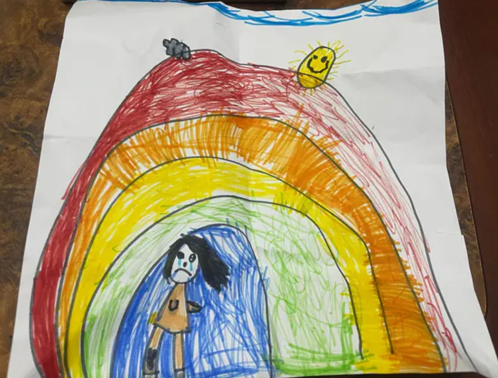 原PO小孩的畫中雖有彩虹，但畫中人正在落淚。圖／翻攝自Dcard