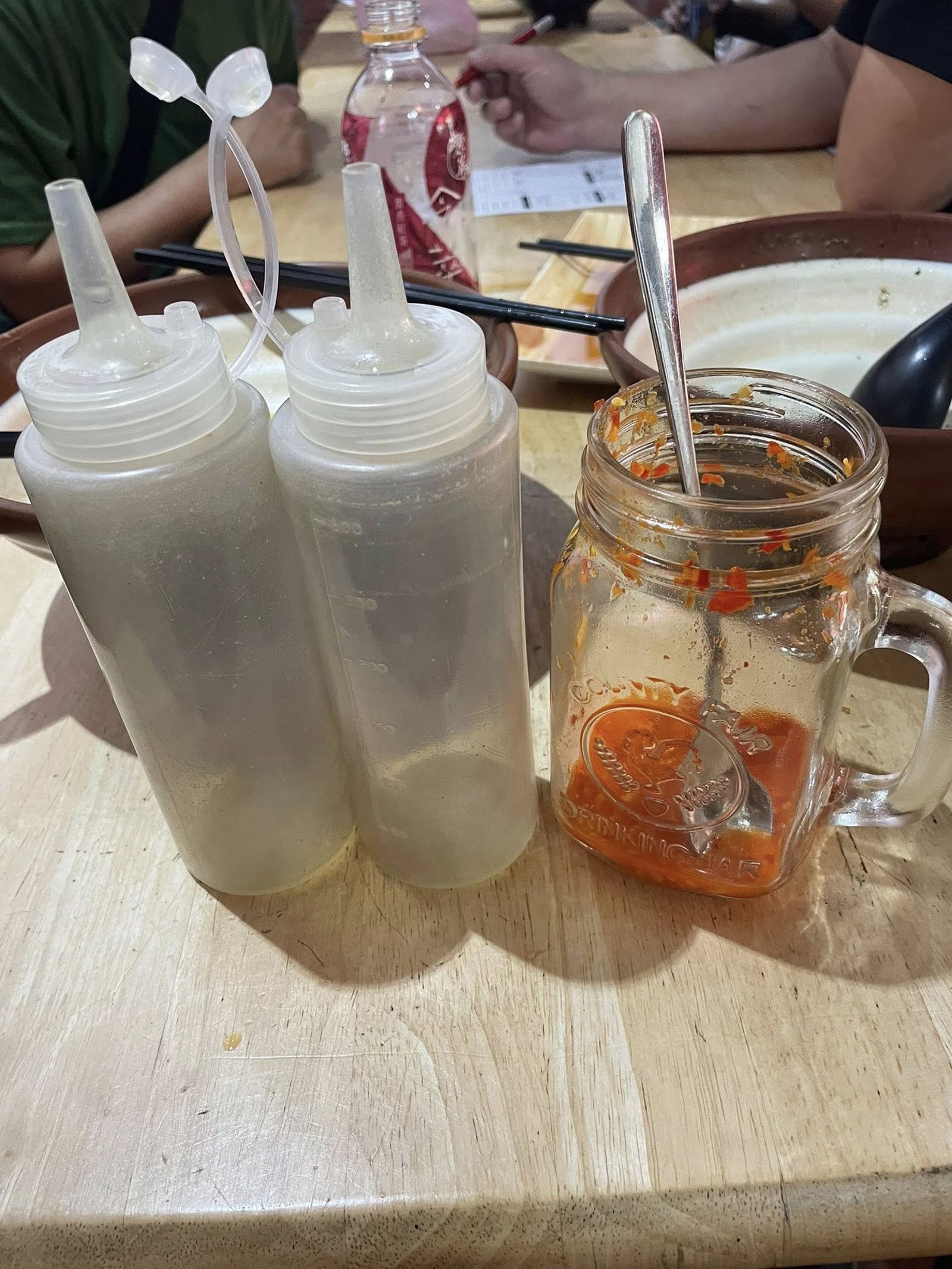 女客人裝了2罐新鮮檸檬汁和1罐新鮮檸檬辣椒回家。圖／翻攝自FB／忠貞大小事