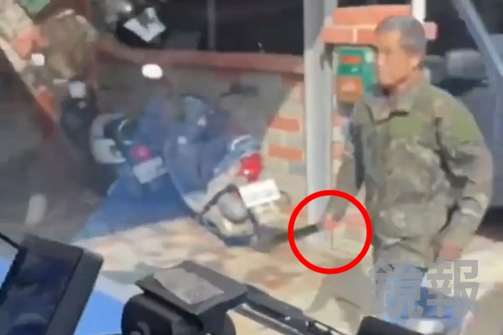 倒垃圾跌倒遷怒清潔隊員！　台中男持西瓜刀「攔車砍窗」妨害公務判刑出爐