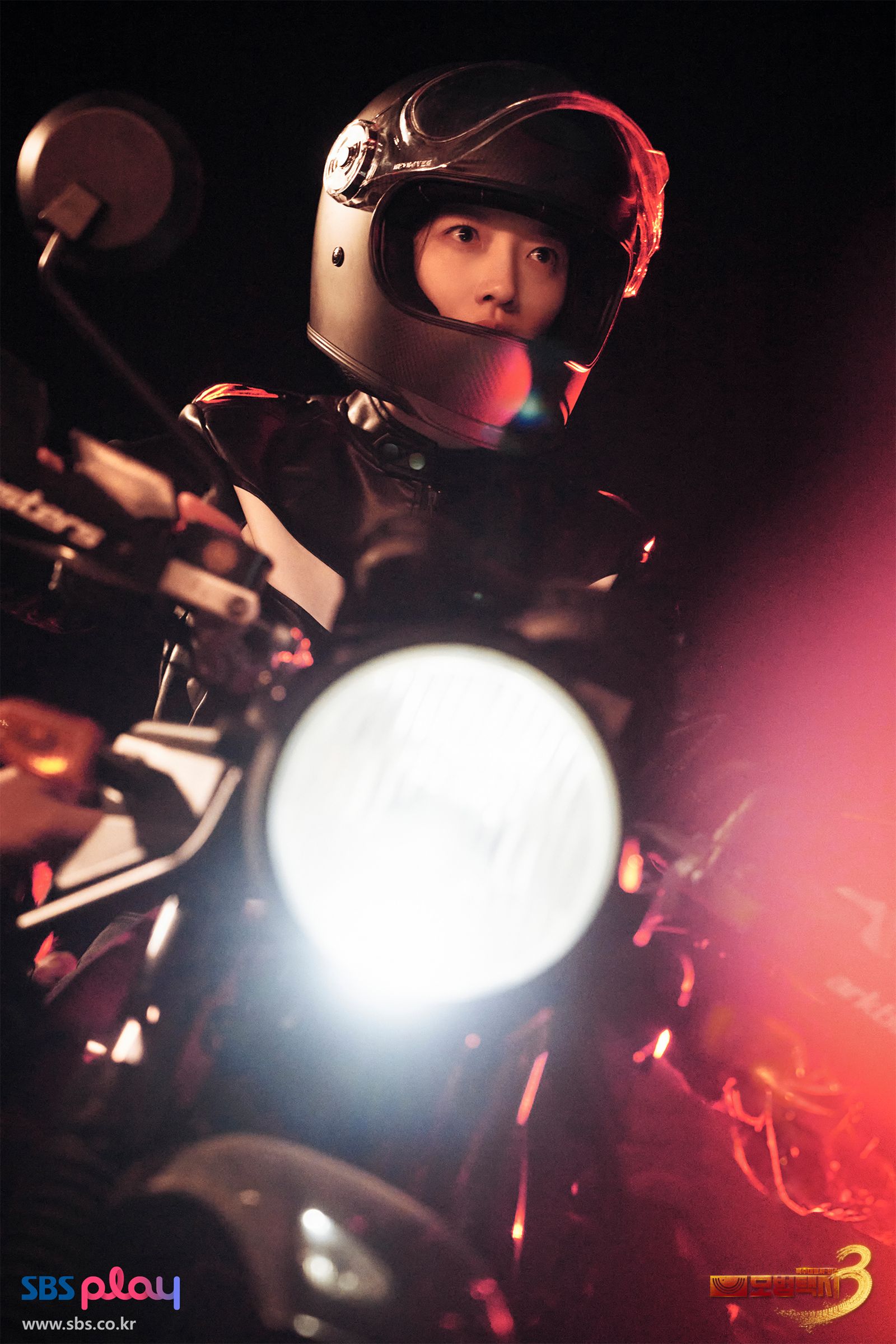 表藝珍帥氣騎摩托車。翻攝SBS Play