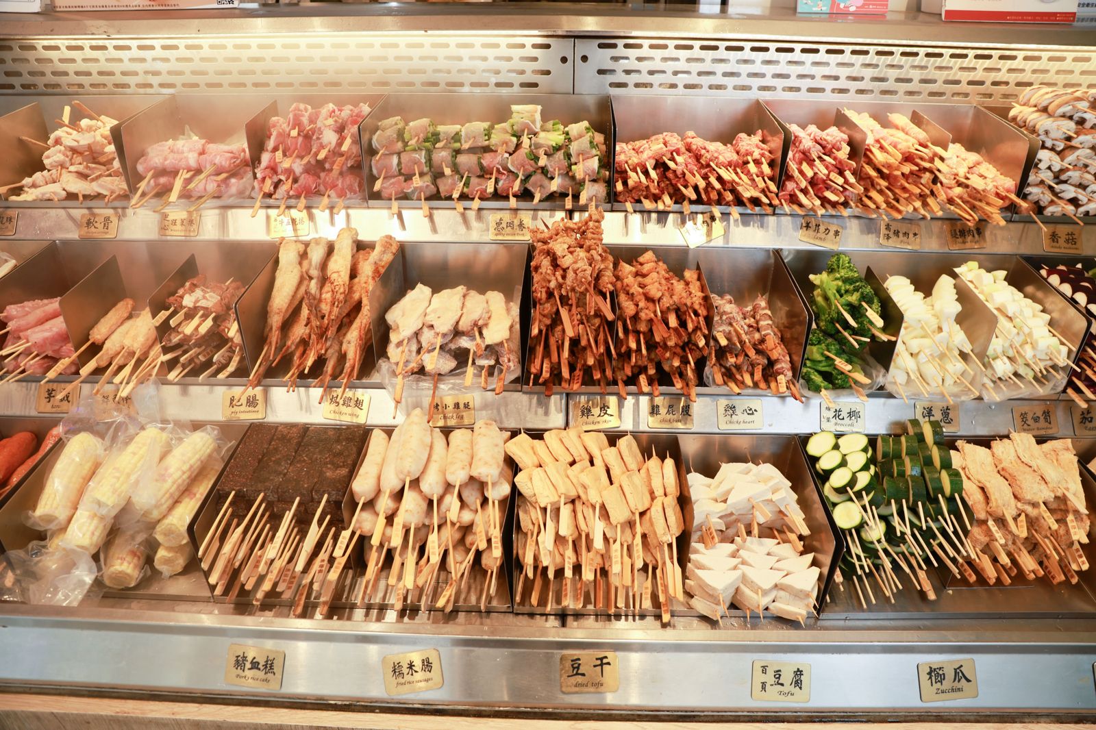 門市現場提供豐富串料食材，取貨同時還能再挑選加菜。