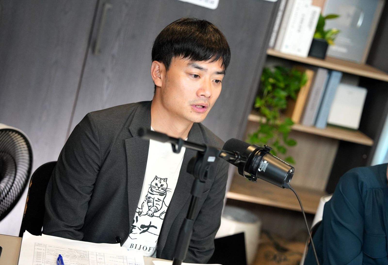 藍營側翼粉專「政客爽」槓上秦慧珠 殷瑋籲:一隊不互打、風雨要同舟