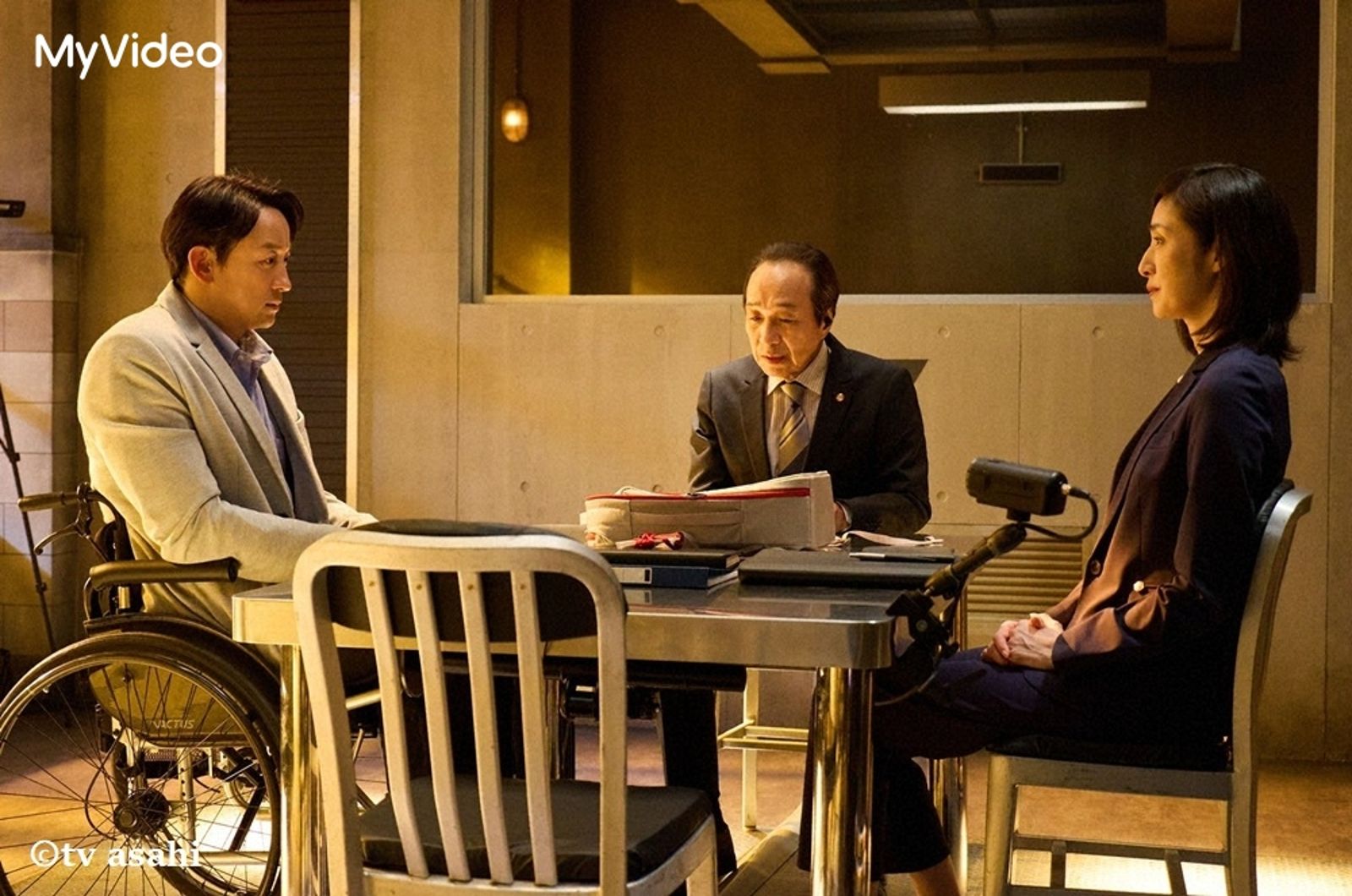 山本耕史（左）飾演坐輪椅新聞主播，首度加入《女王偵訊室2025》。台灣大哥大MyVideo提供