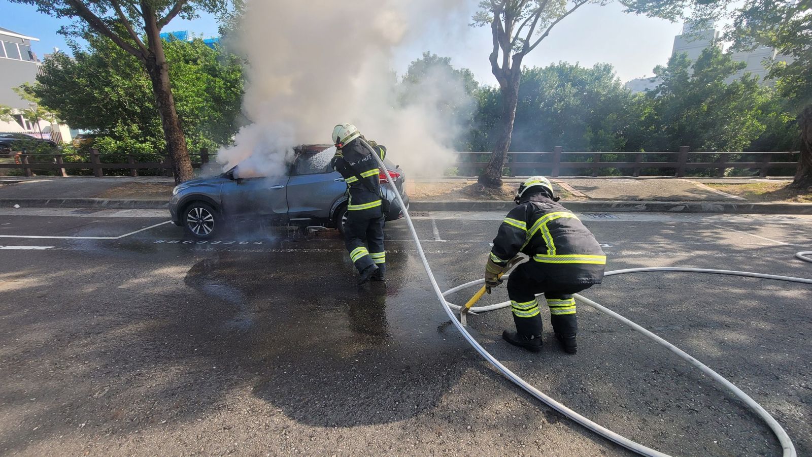 高雄十全路上午驚傳火燒車事故,一輛停放路邊的自小客車突起火燃燒,撲滅驚見正副駕駛座兩人均已燒成焦屍。圖/讀者提供