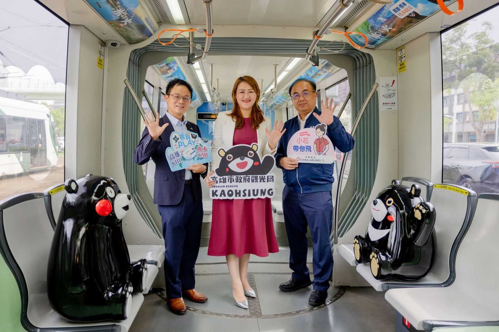 輕軌上有熊本熊、高雄熊陪你搭車。圖／高雄市觀光局提供
