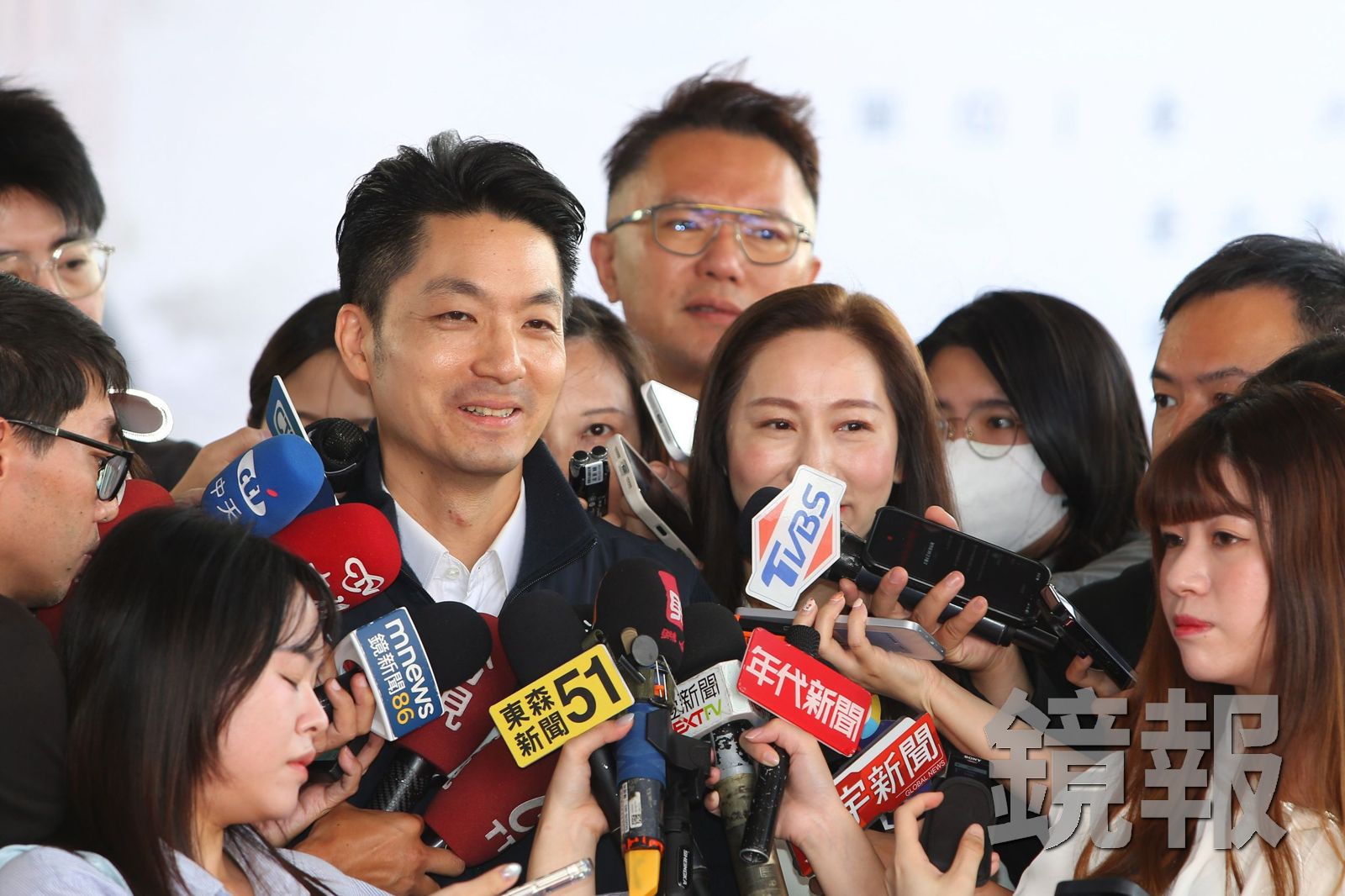 台北市信民兩岸研究協會今公布最新民調,民進黨籍參選人沈伯洋支持度達50.3%,現任市長蔣萬安則是33.3%。對此,蔣萬安受訪時表示,會持續用政績說話。攝影姜永年