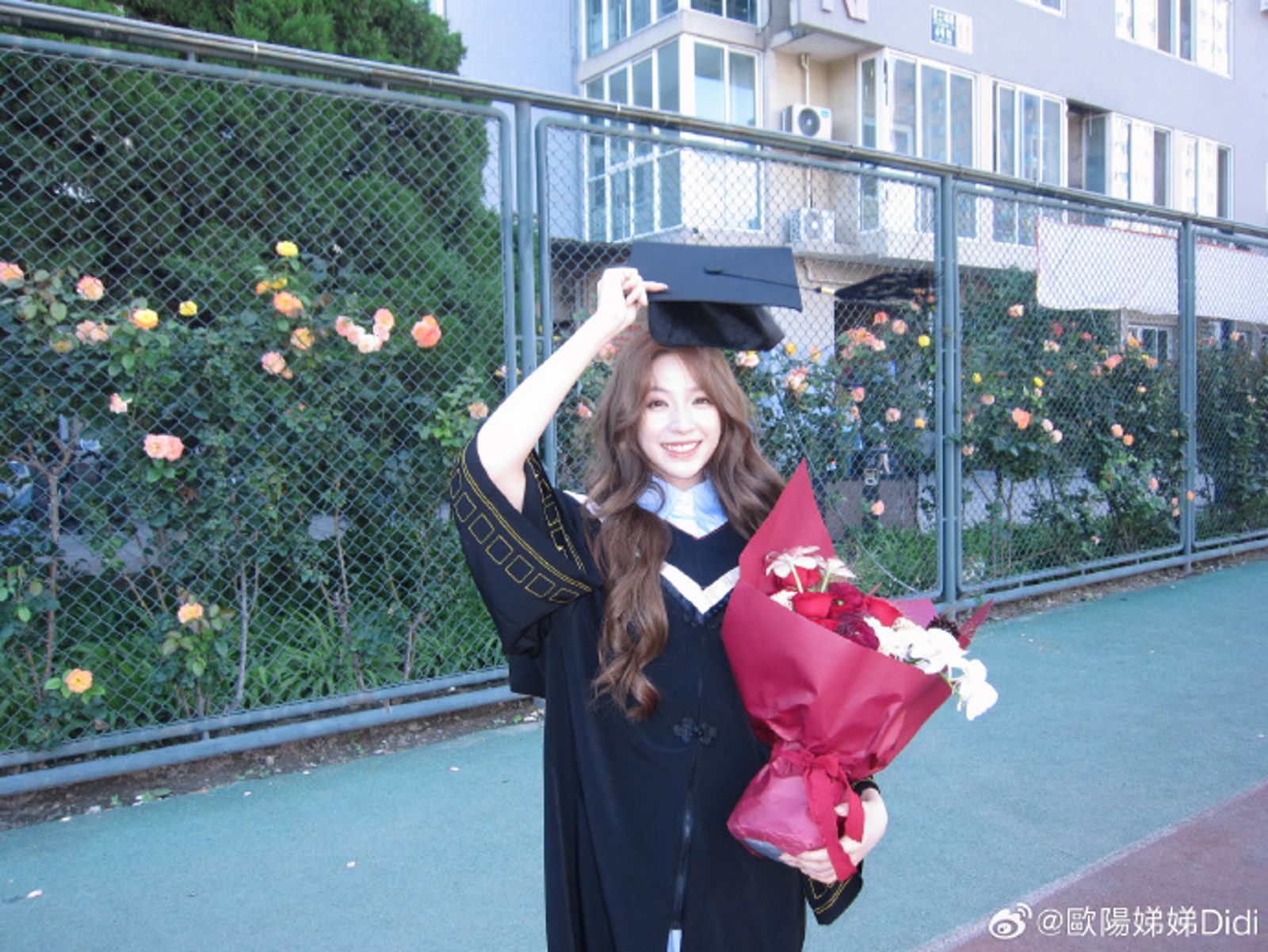 21歲歐陽娣娣北京電影學院畢業!同學合照驚見男團成員 俏皮吻媽媽傅娟撒嬌喊:繼續當小孩