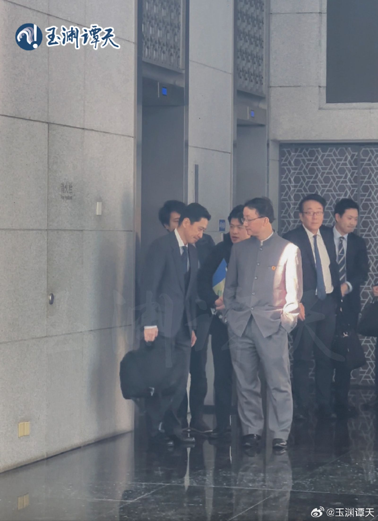 劉勁松(灰色西裝)雙手插口袋的送客態度引起熱議。圖/翻攝自微博/玉淵譚天