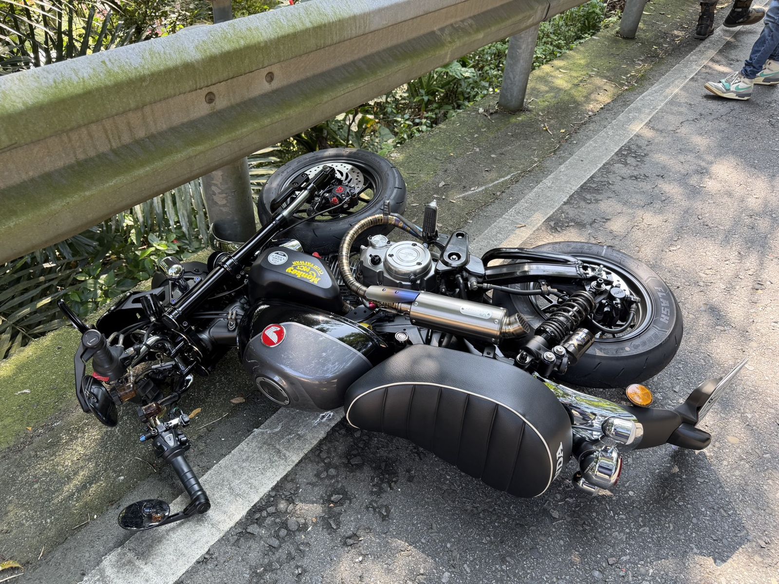 北宜機車硬擠鑽車縫　險成移動式神主牌
