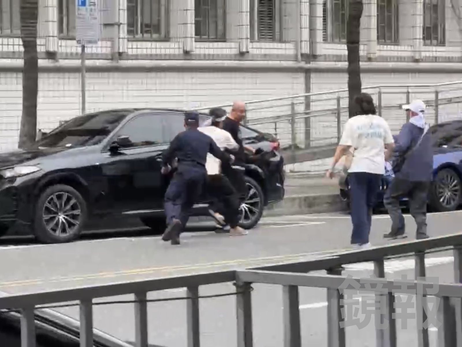 直擊/北院外爆衝突!小草鐵拳隔街都聽見「砰」一聲 周邊警力秒上前