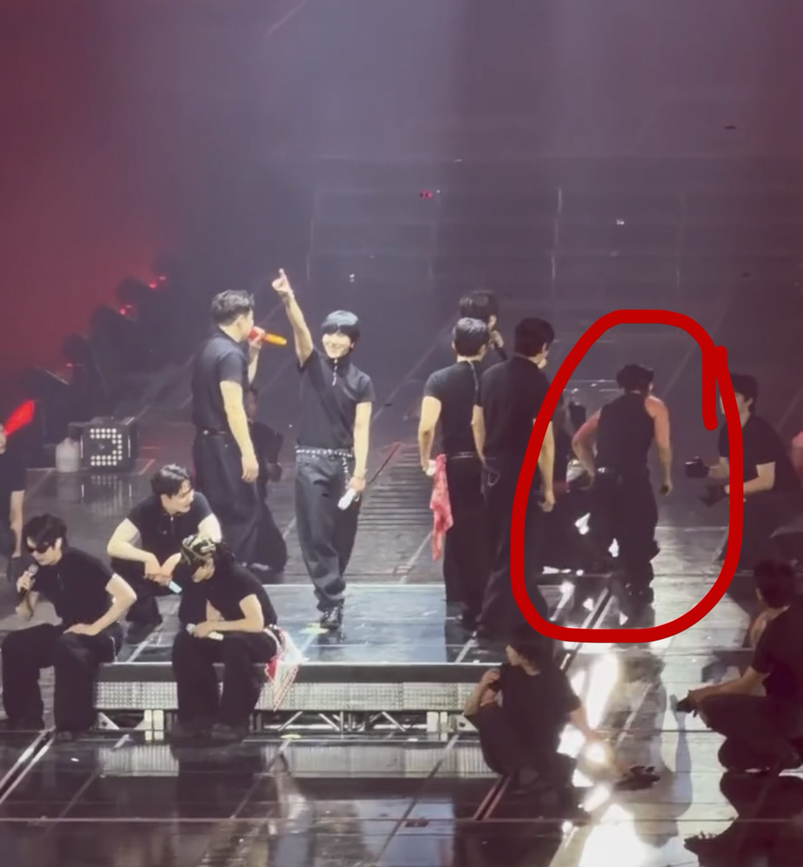 東海下舞台時,步伐踉蹌。翻攝小紅書