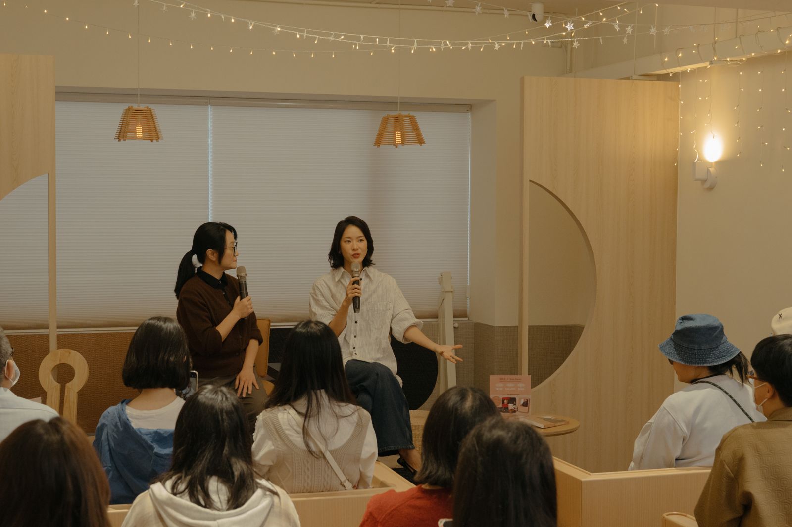 海裕芬（左）擔任鍾瑶新書分享會主持人。星星相藝提供