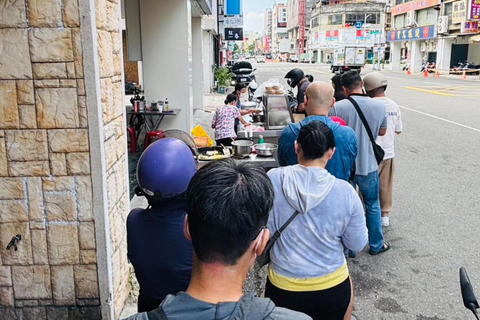 高雄「通緝犯蛋餅」爆紅!遭逮捕苦求警買4份再走 店家湧排隊人潮
