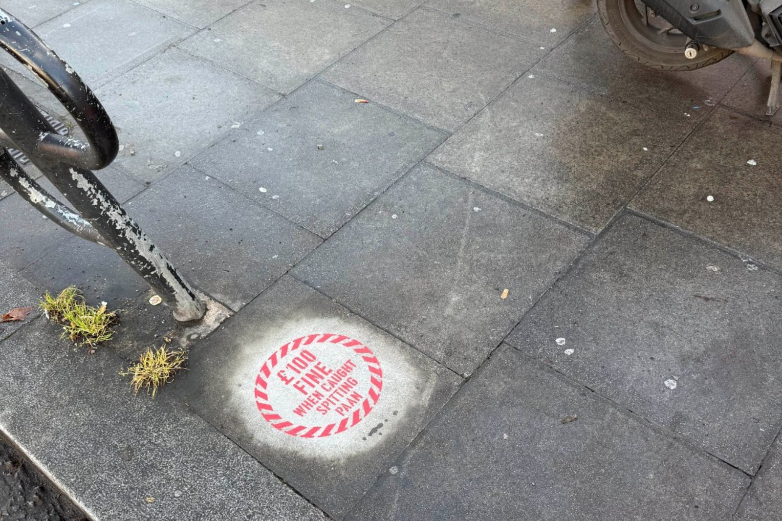 倫敦隨地可見「亂吐檳榔汁」超嚴重！商家制止還被罵　議會籲全面禁售