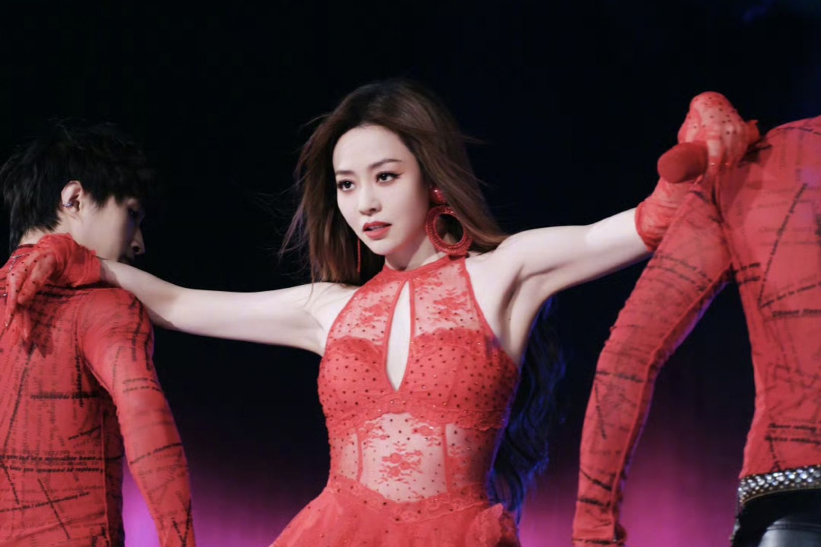 41歲海豚音天后醫美翻車後現身了！消失1個月尷尬自嘲「不笑女」