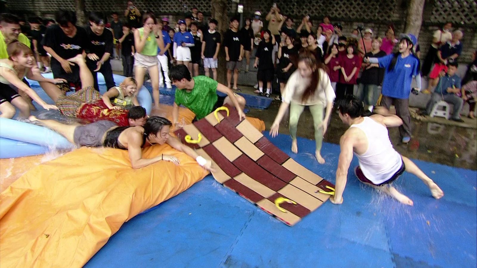 現場一片混亂。民視提供