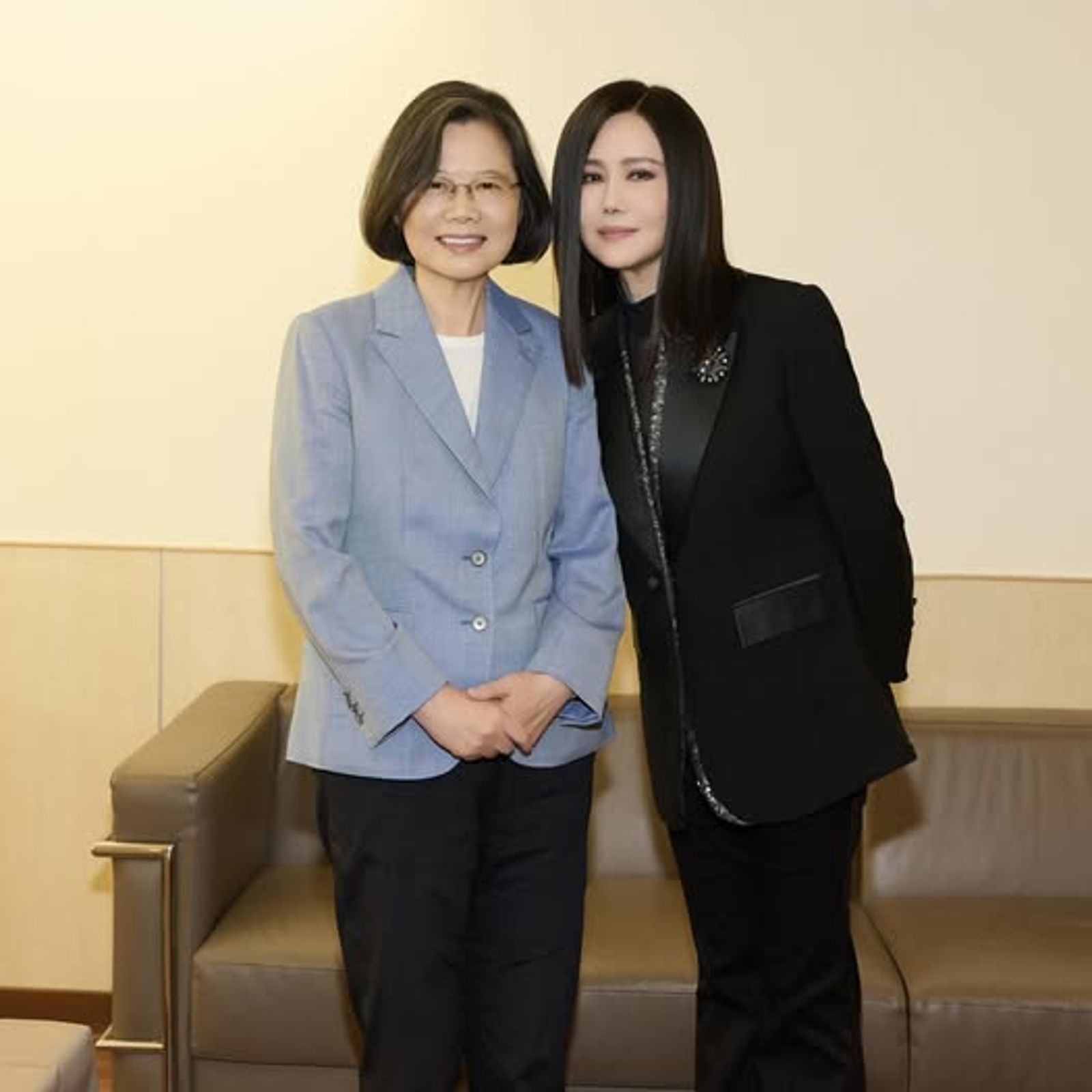 蔡英文(左)今晚成功追星,嗨說「今晚我甲江蕙攬牢牢」。翻攝FB@tsaiingwen
