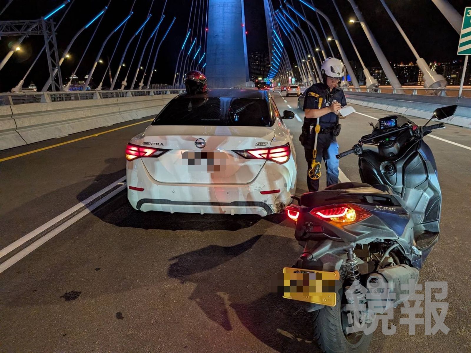 黃牌重機追撞前車，所幸騎士僅受輕傷。翻攝畫面