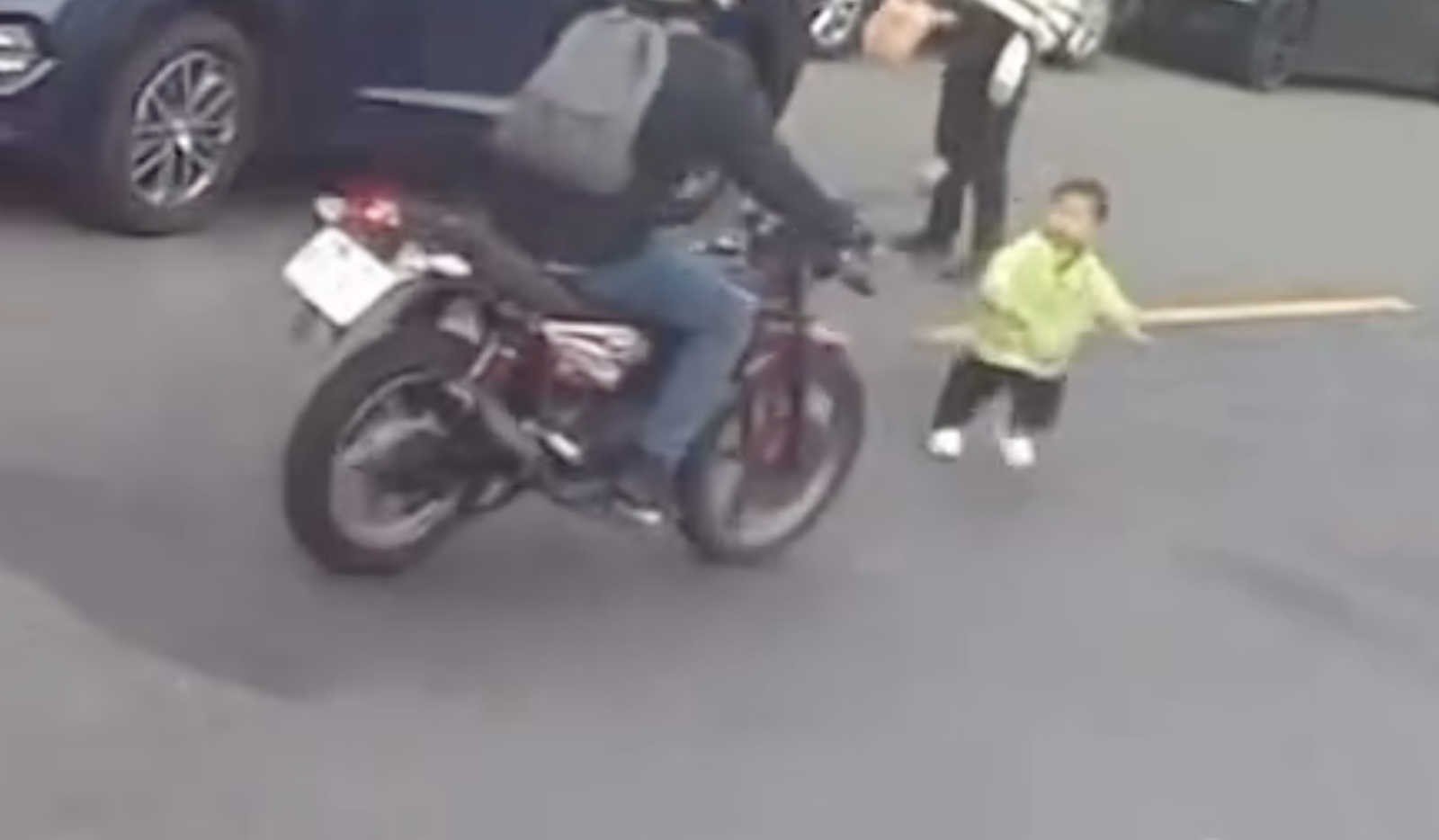 台中3歲男童亂跑遭撞飛！母索賠20萬挨批碰瓷　遭起底「蟑螂版移動城堡」車主