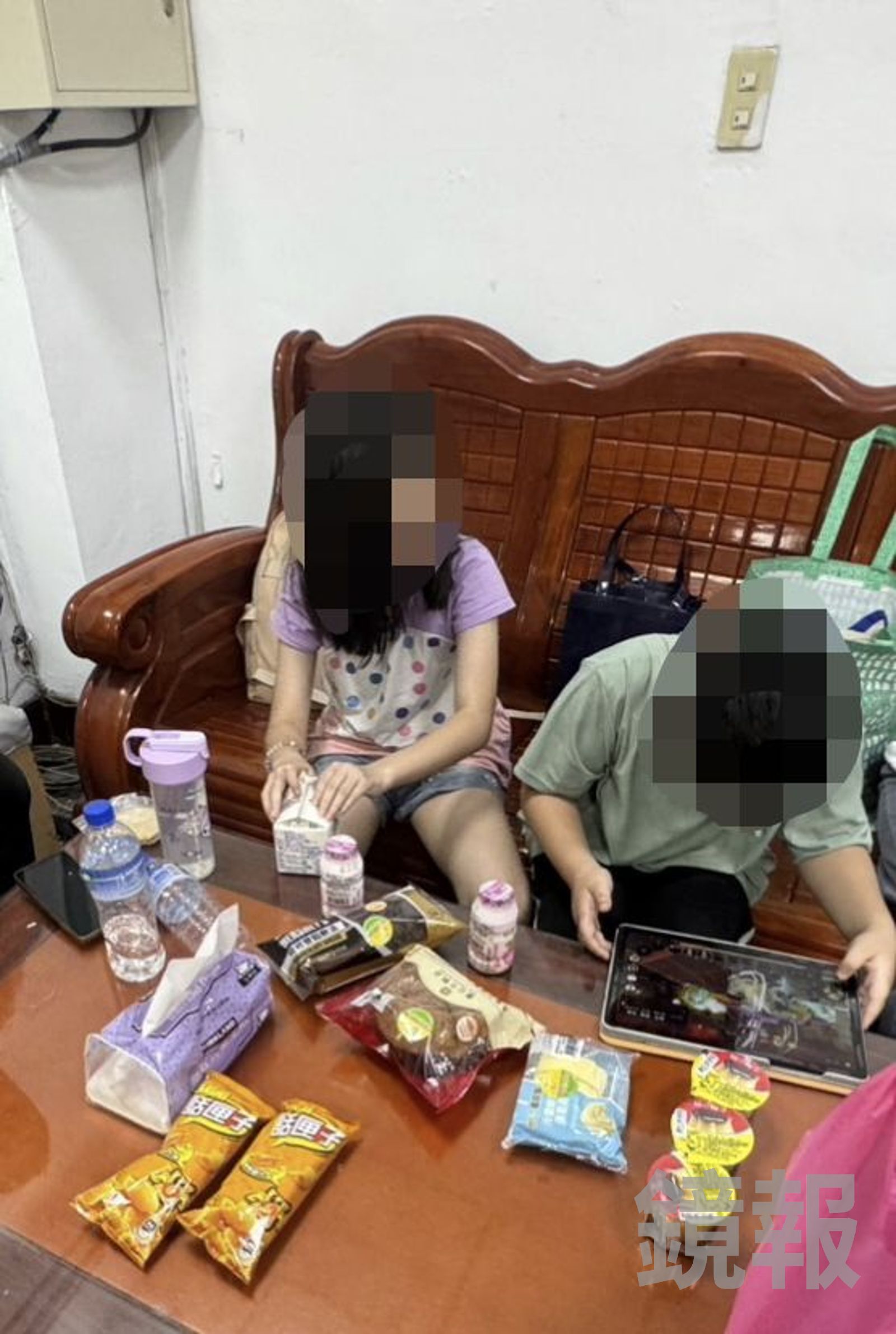 小姐弟超過1天未進食，被緊急帶往派出所安置，並提供食物補充體力。翻攝畫面