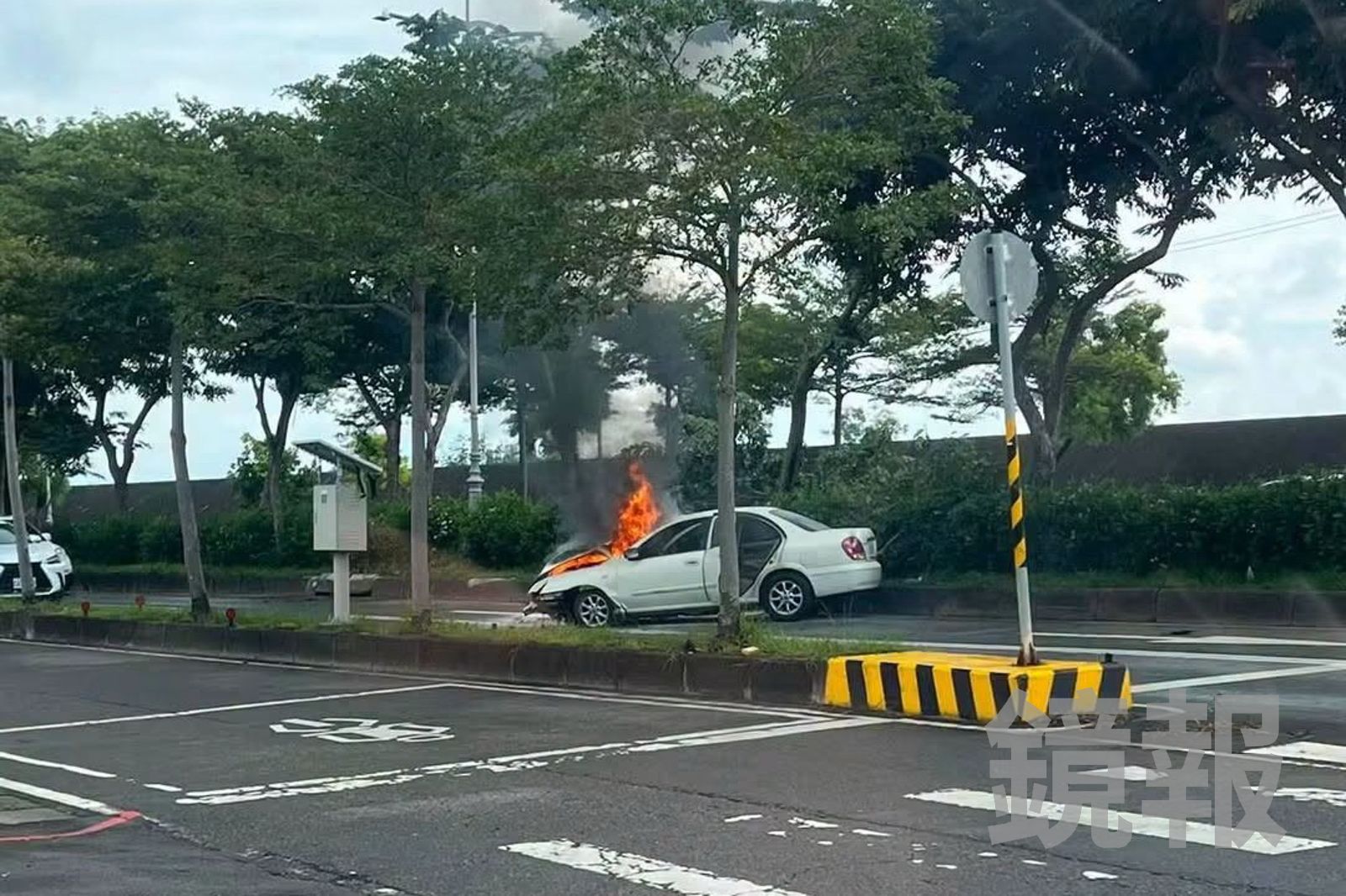轎車起火燃燒。圖／翻攝fb 林毅勳
