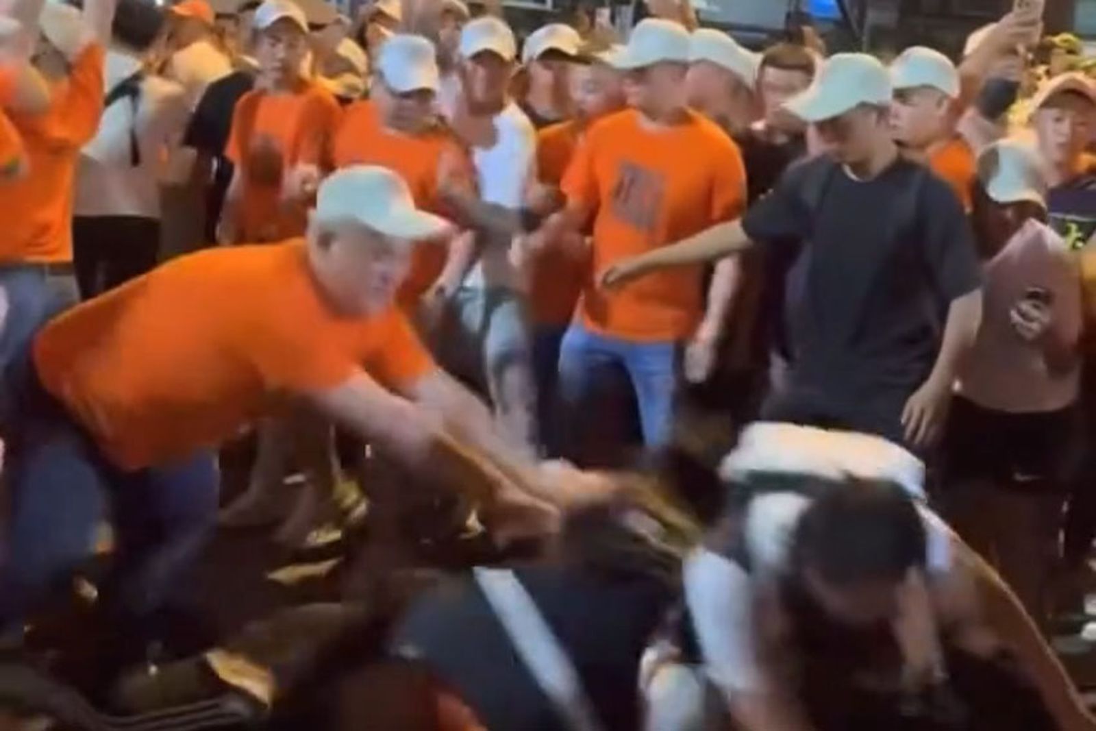 4年零暴力破功！大甲媽「格鬥盃」開打遶境變調　搶轎爆衝突3警遭毆2人被捕