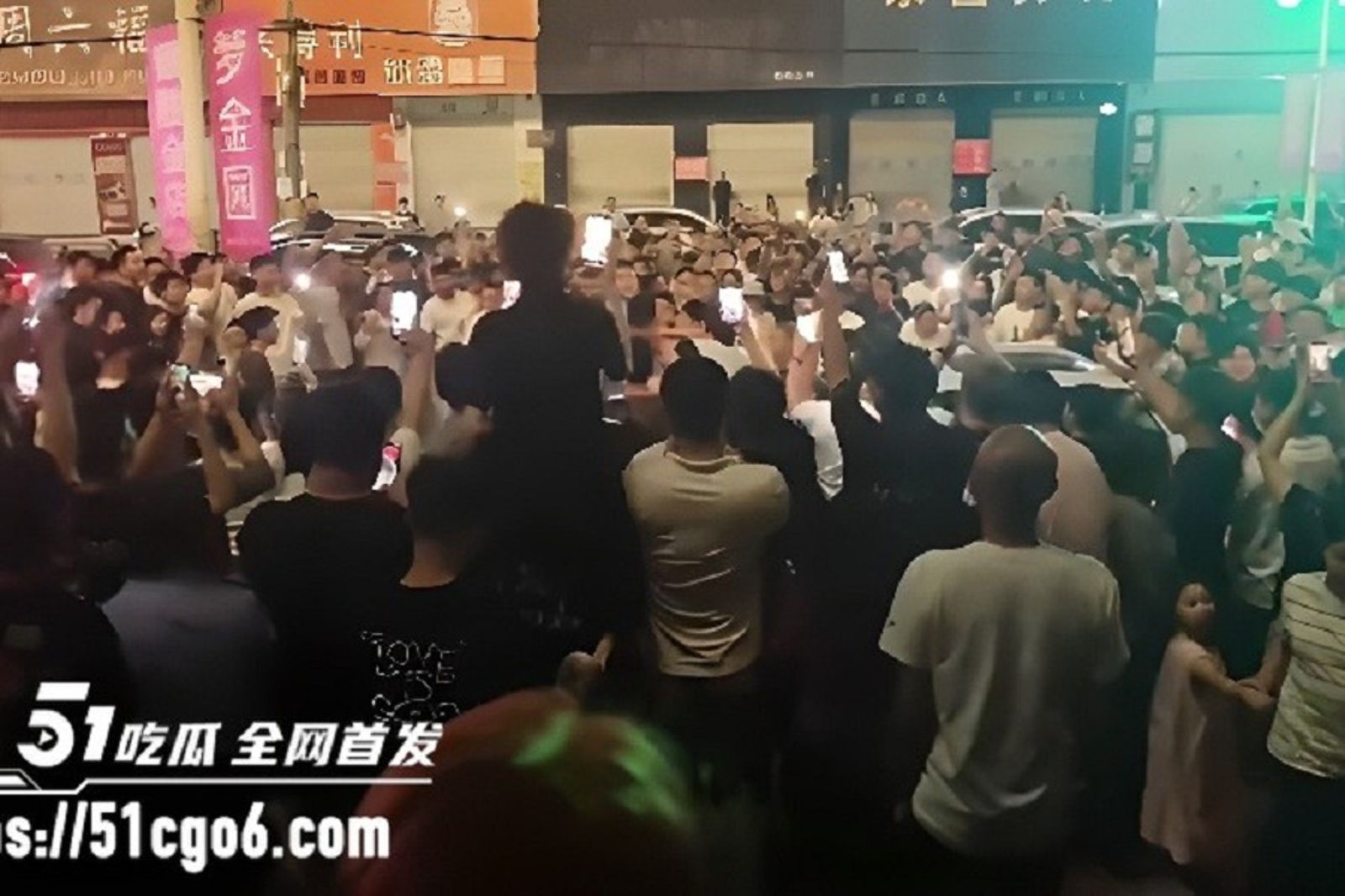 不是追星是老公捉姦!女主播出軌榜一大哥 全城包圍人山人海