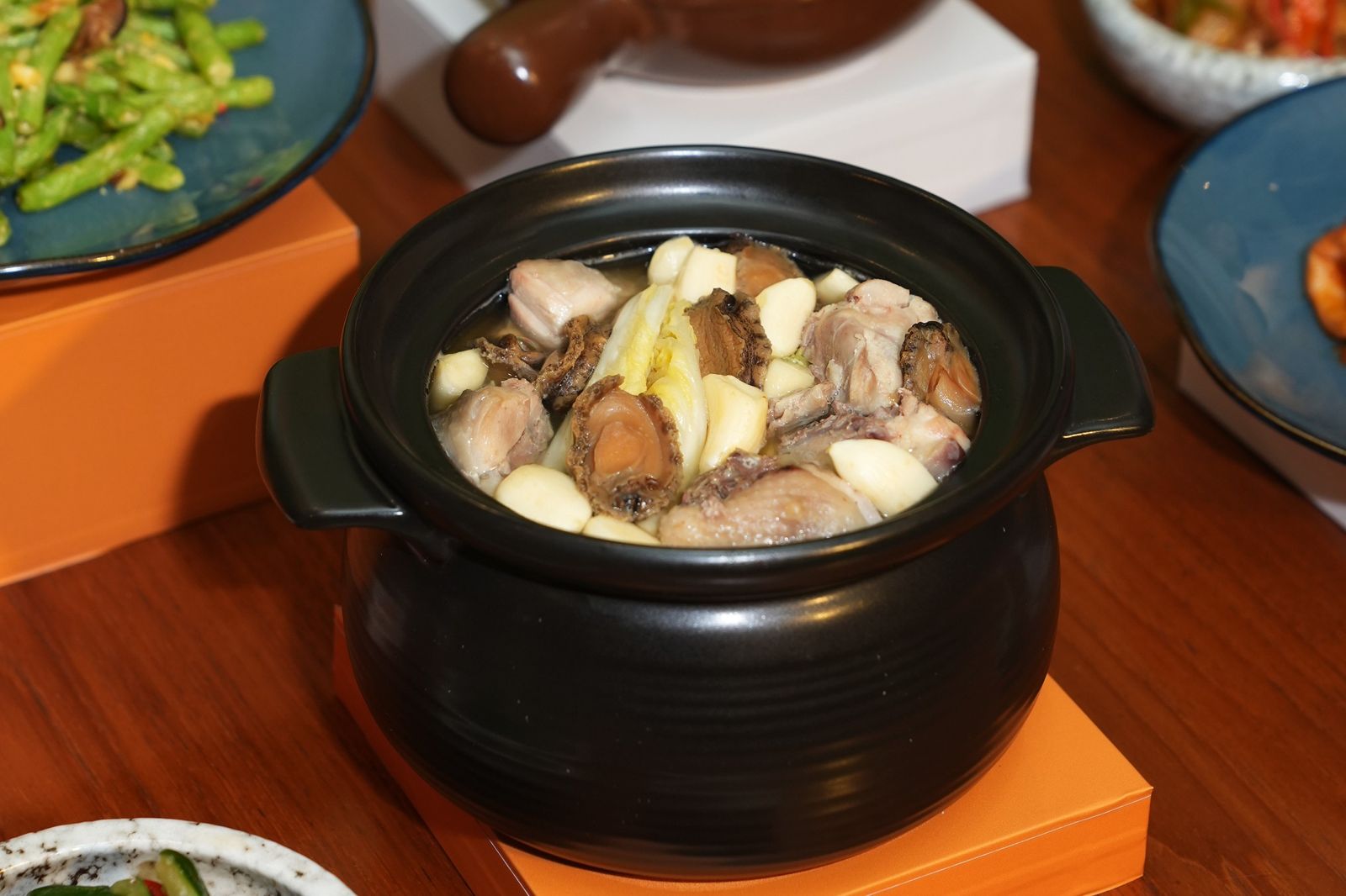 「蒜淘鮑魚雞湯」滿溢蒜頭香氣，雞肉軟嫩，湯汁甘美。