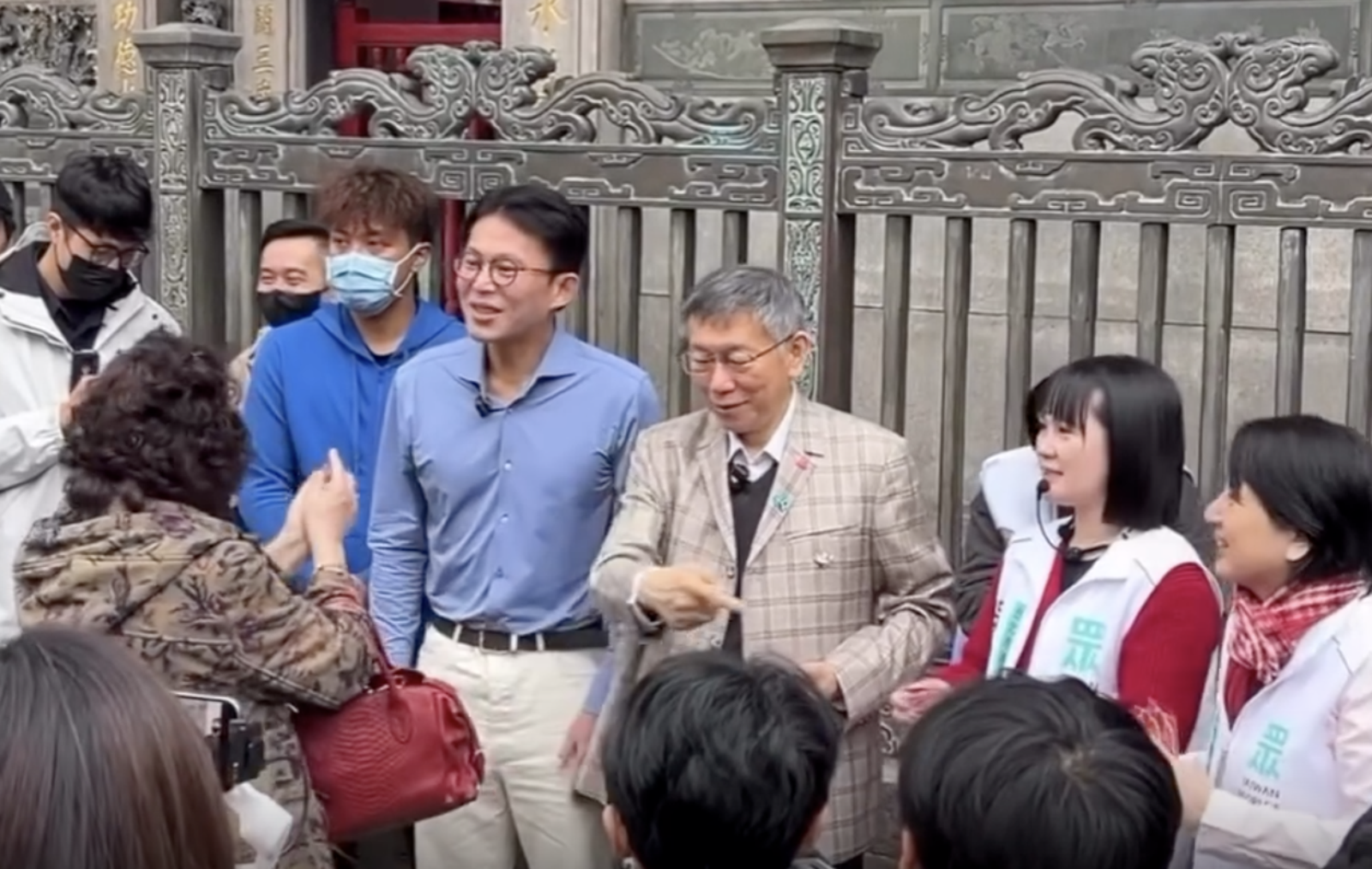 不藏了？柯文哲發紅包不耐煩「揮手趕人」...黃國昌笑臉迎人成對比