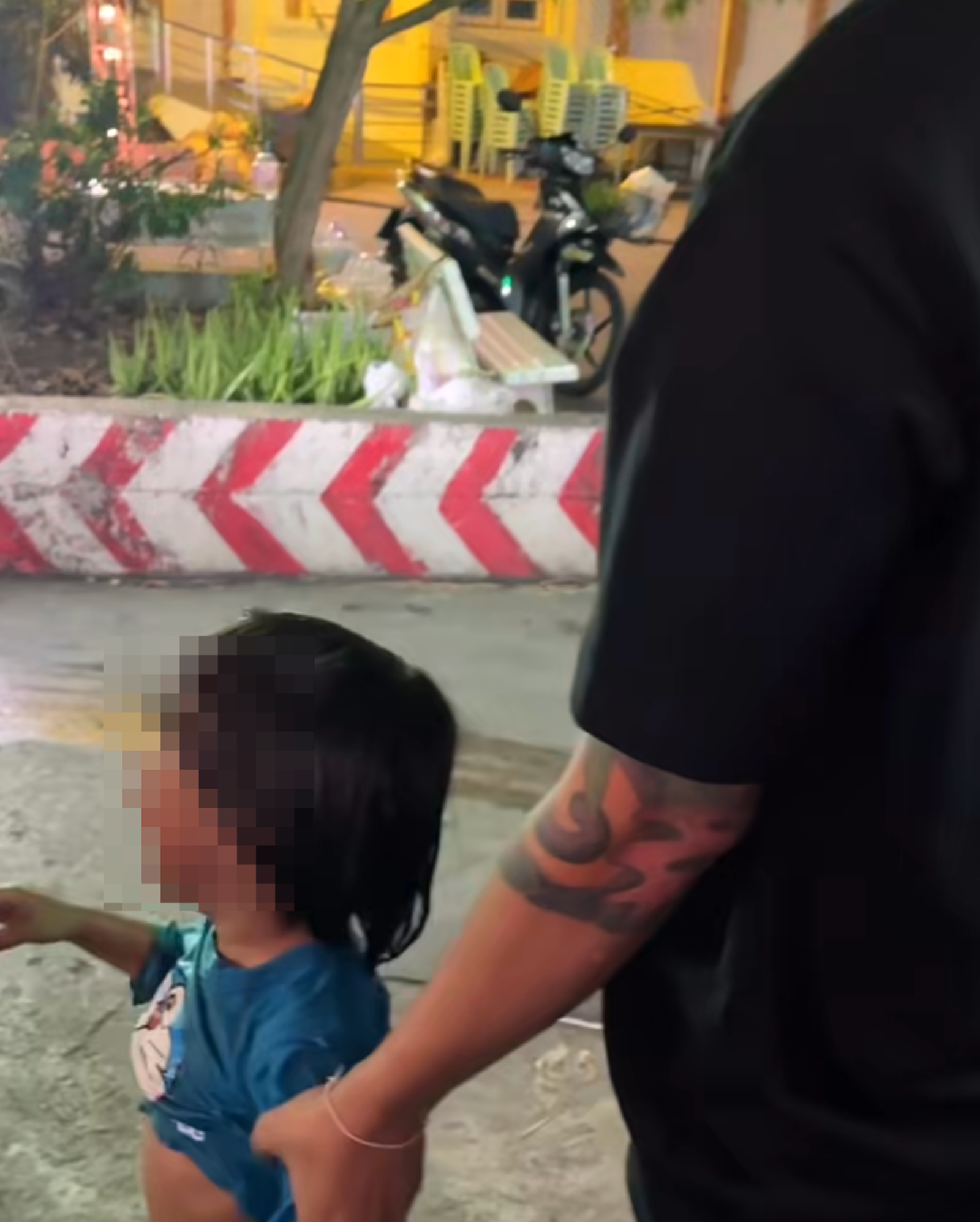 泰國女童為撿錢不慎落水，遭熱心老闆救起後啼哭不已。圖／翻攝自臉書