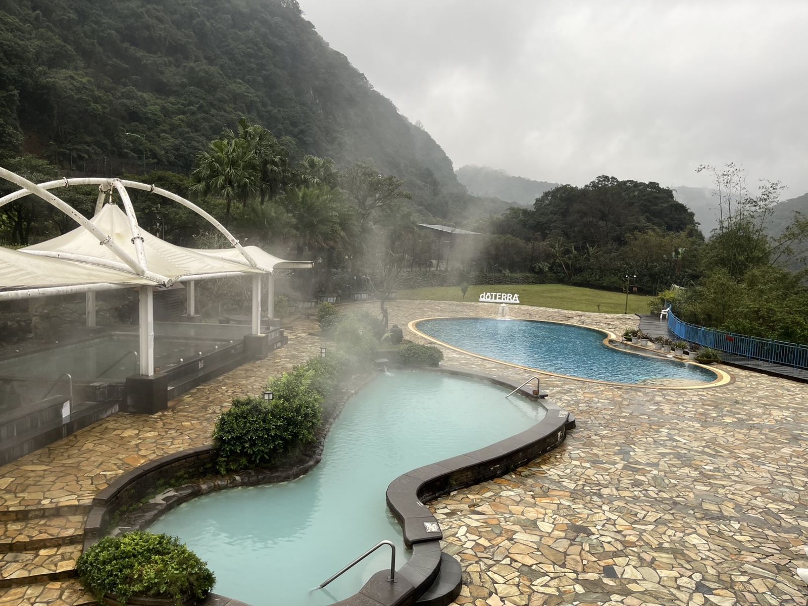 工作人員並未強硬制止客人在裸湯使用手機。圖/翻攝自FB/陽明山水渡假會館 Yangmingshan Resort