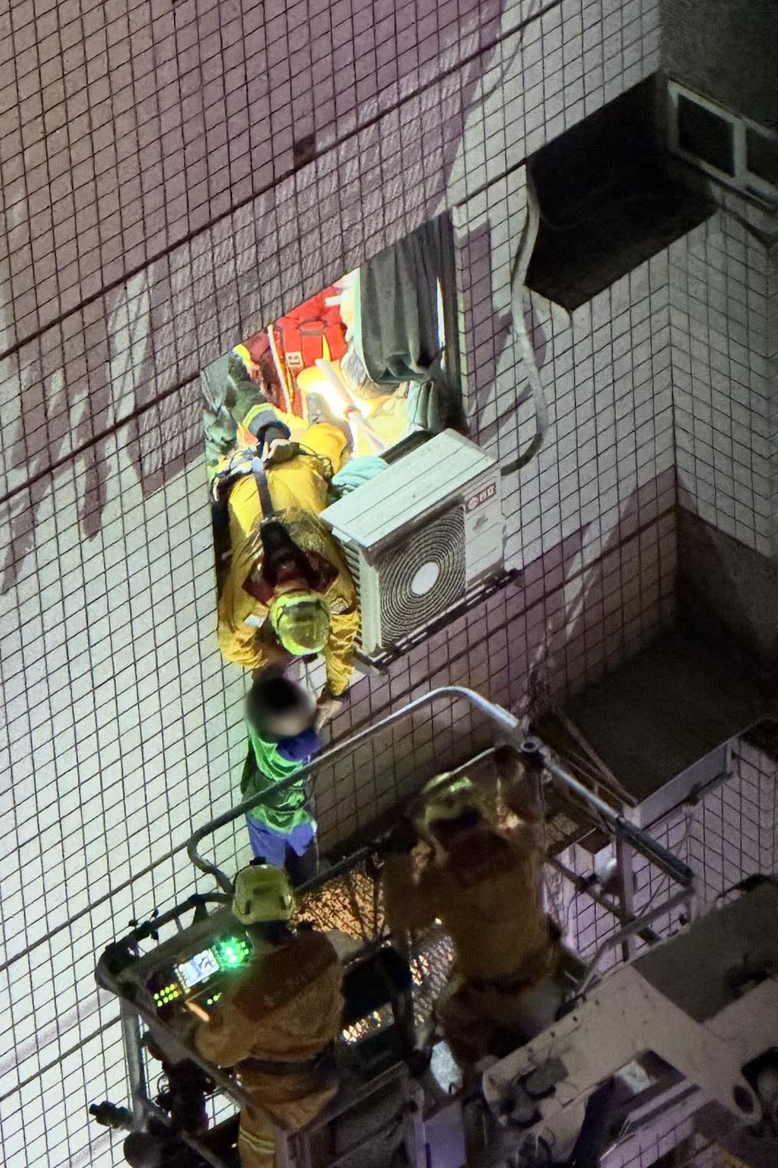 消防隊員接觸到男童，及時將他救下。畫面翻攝threadsliao_yi_fan