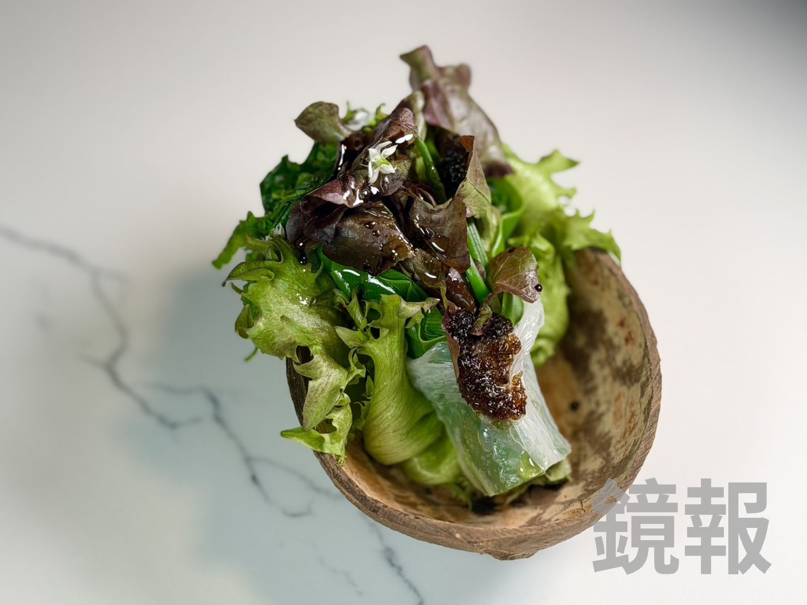 「野菜沙拉 / 螞蟻醬 / 烏梅」是把龍鬚菜、山蘇、川七捲成花束,佐冷燻螞蟻醬與烏梅醬,酸香開胃、視覺清新。