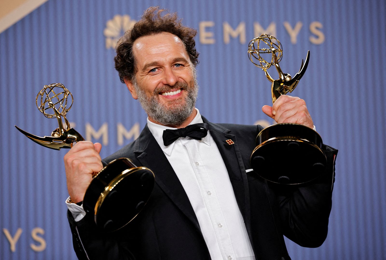 英國男星馬修瑞斯(Matthew Rhys)以《獸藏我心》與《寡婦灣》連拿限定劇與喜劇兩座最佳男主角獎。圖/達志