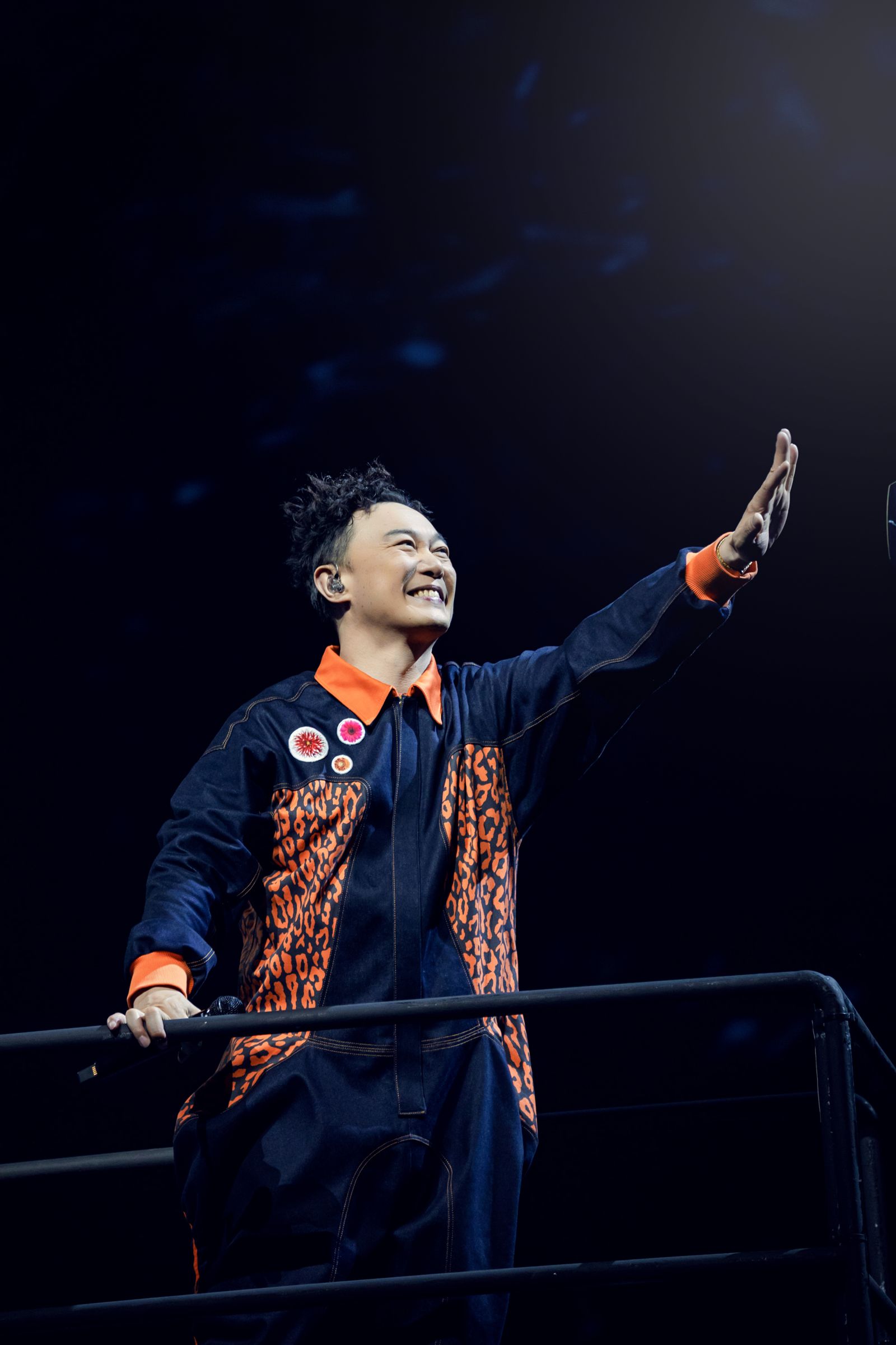 20250719陳奕迅在舞台上表現向來隨性自在。廿一克有限公司提供