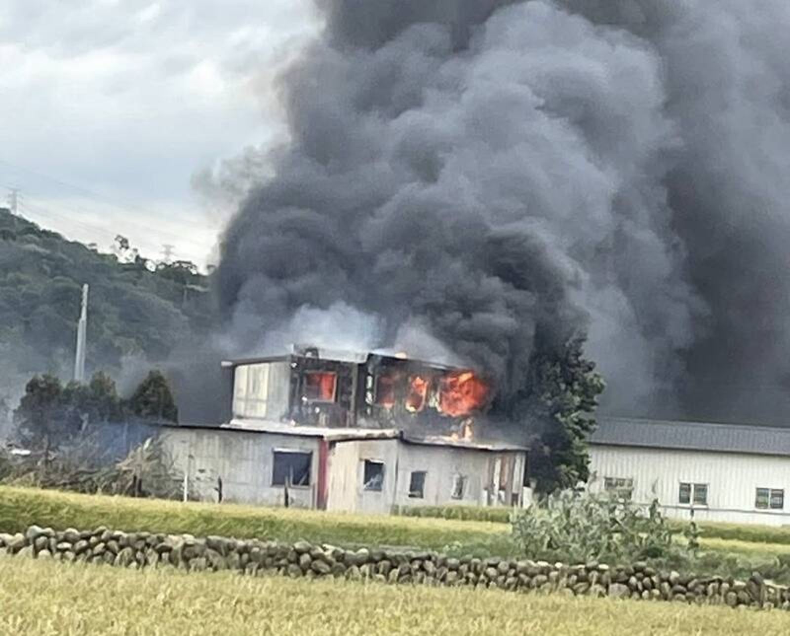 鐵皮屋火海濃煙衝天！苗栗銅鑼廢棄物倉庫猛烈燃燒　消防急灌1小時撲滅　