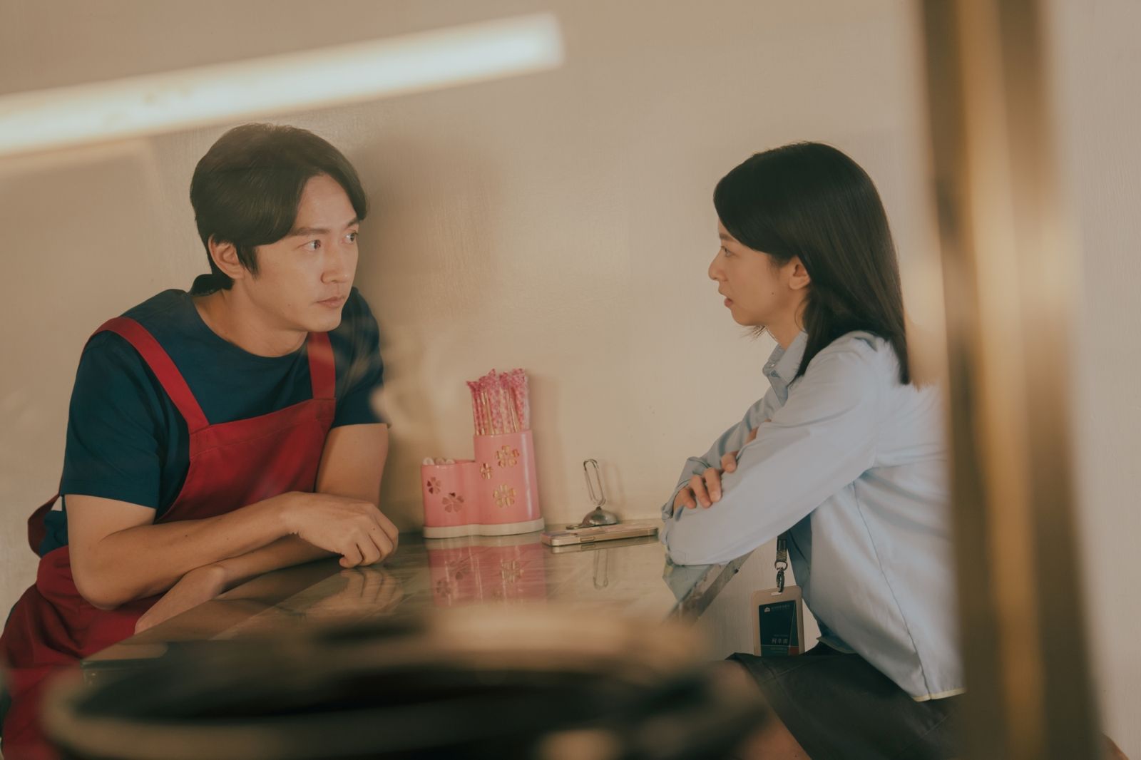 馬俊麟（左）在《人生只租不賣》中和陳姸霏有不少對手戲。公視台語台提供