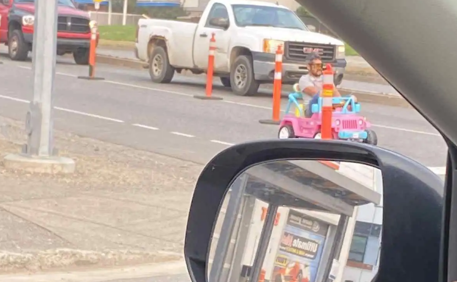 醉漢為了買思樂冰！開寶寶用「芭比吉普車」上路遭逮捕