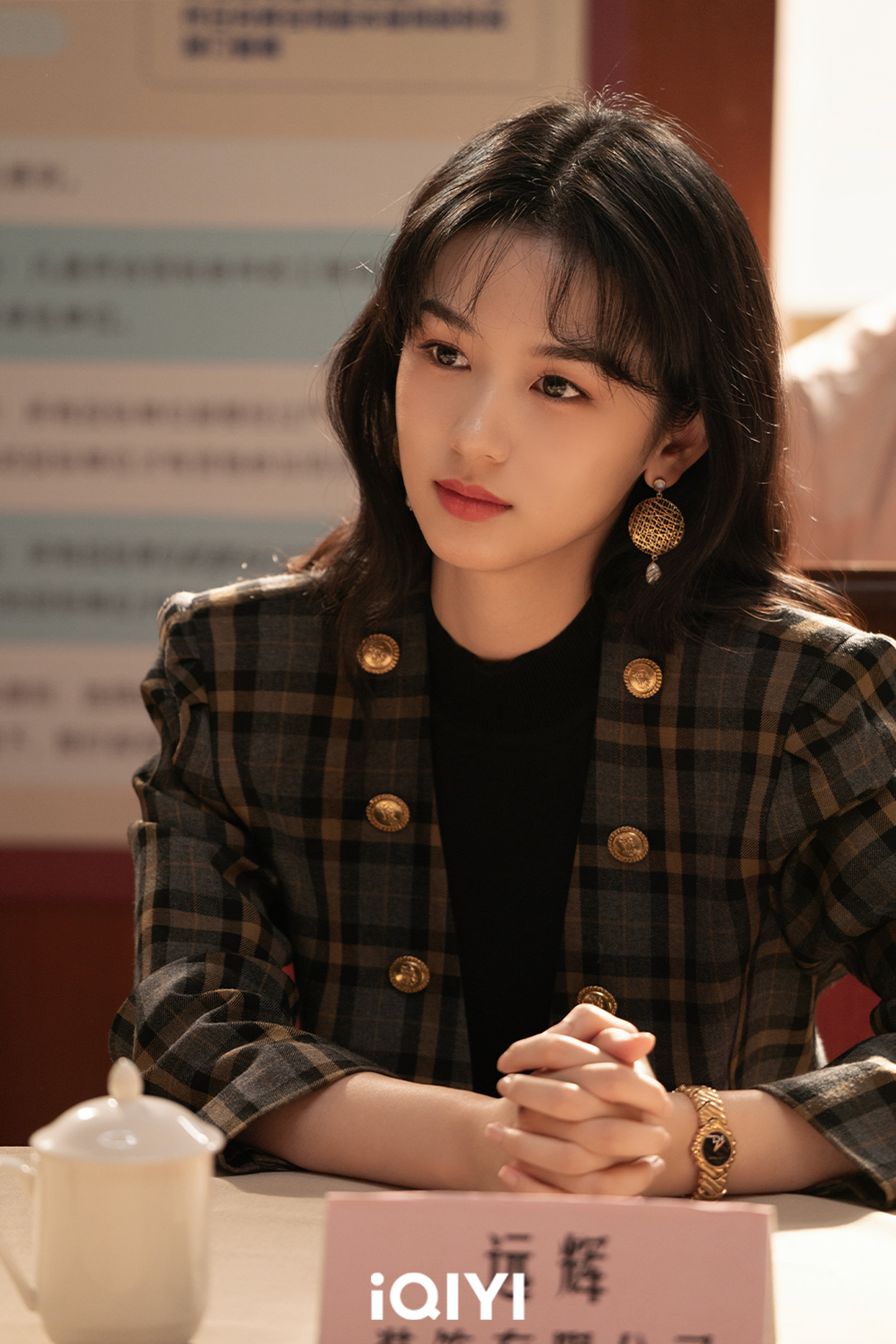 《你好1983》周也從現代高管穿越回1980年代。iQIYI愛奇藝國際版提供