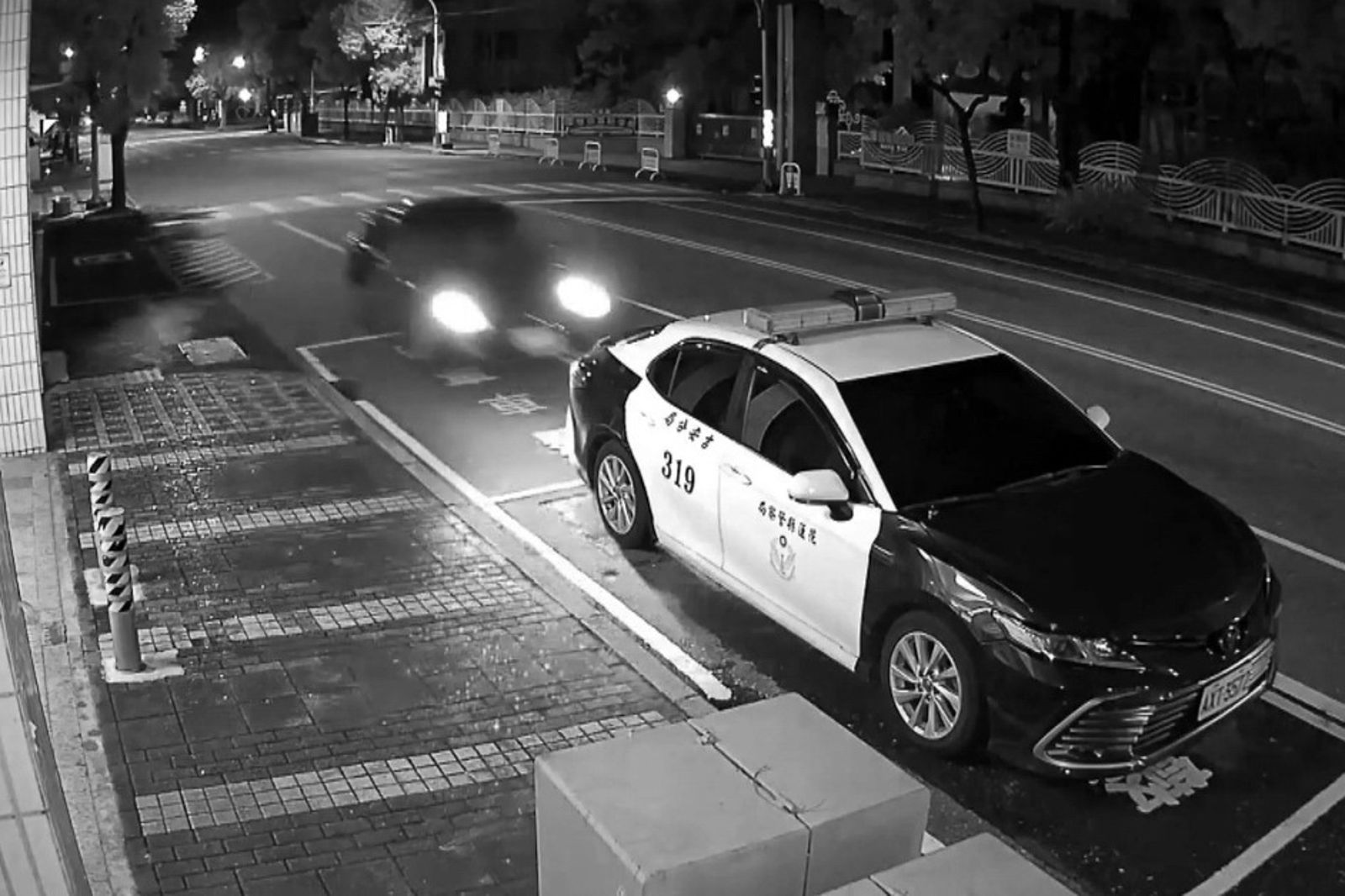 毒駕還撞警車!熟女警局前肇事「車頭全毀」受困骨折 舌頭裂傷無法快篩…自己招了