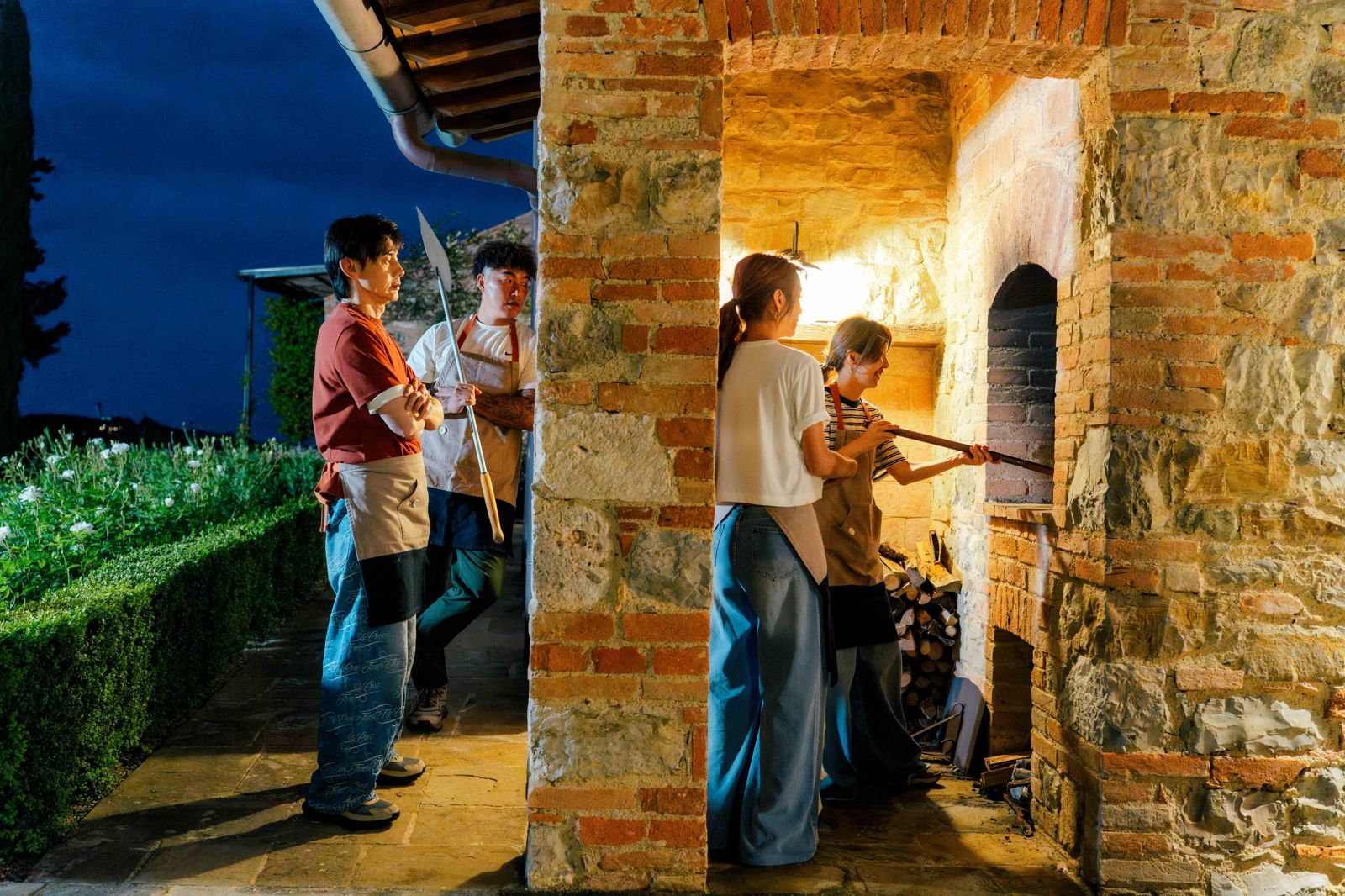 大家必須使用柴火窯烤，製作出道地的義大利口味披薩。好看娛樂提供