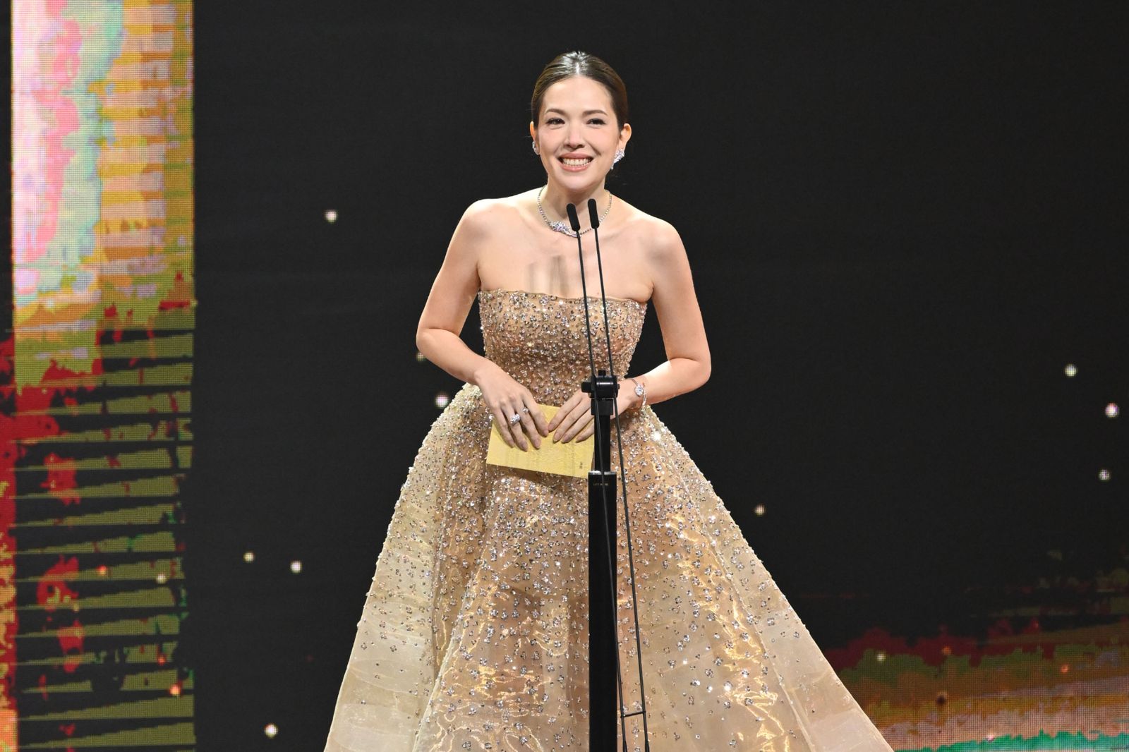 金馬62／準新娘許瑋甯頒獎美炸　台上講冷笑話推卸責任！喊話年年出席