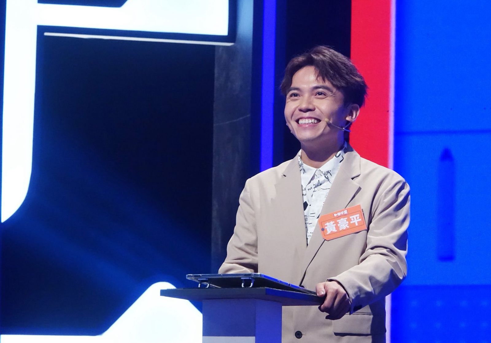 黃豪平跨年主持挑戰「16蹲」　第一蹲就「啪」前後全裂開