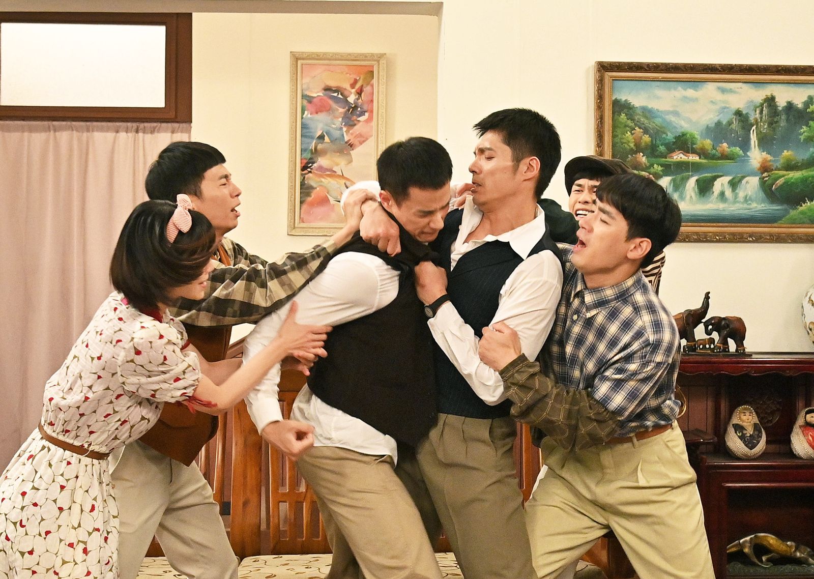 8點檔「三角戀」引爆衝突！兩男星扭打成一團手錶都噴飛　護前女友氣罵兄弟：很母湯