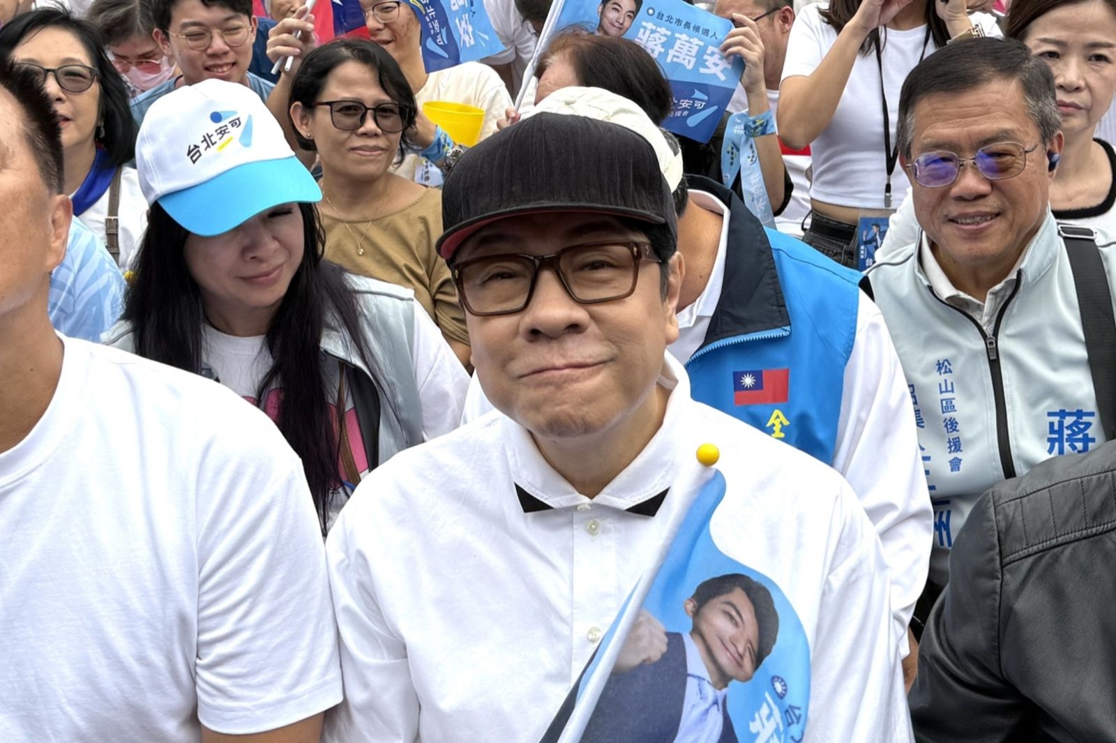 蔡康永26日現身蔣萬安競選總部成立大會。圖/攝影董孟航
