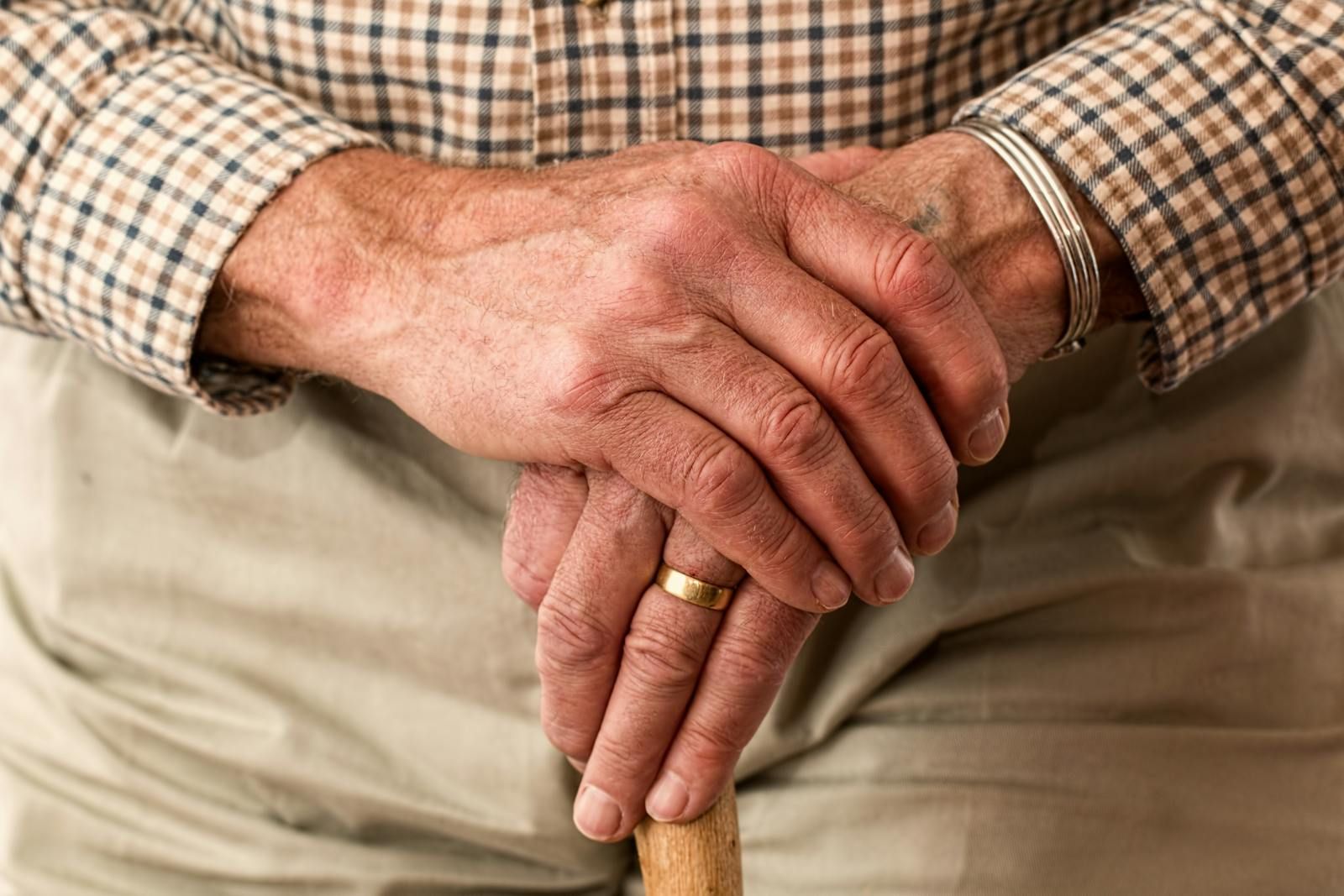 苦存40年換來8千萬!66歲退休男看見一幕瞬間後悔了 1句話逼哭網友