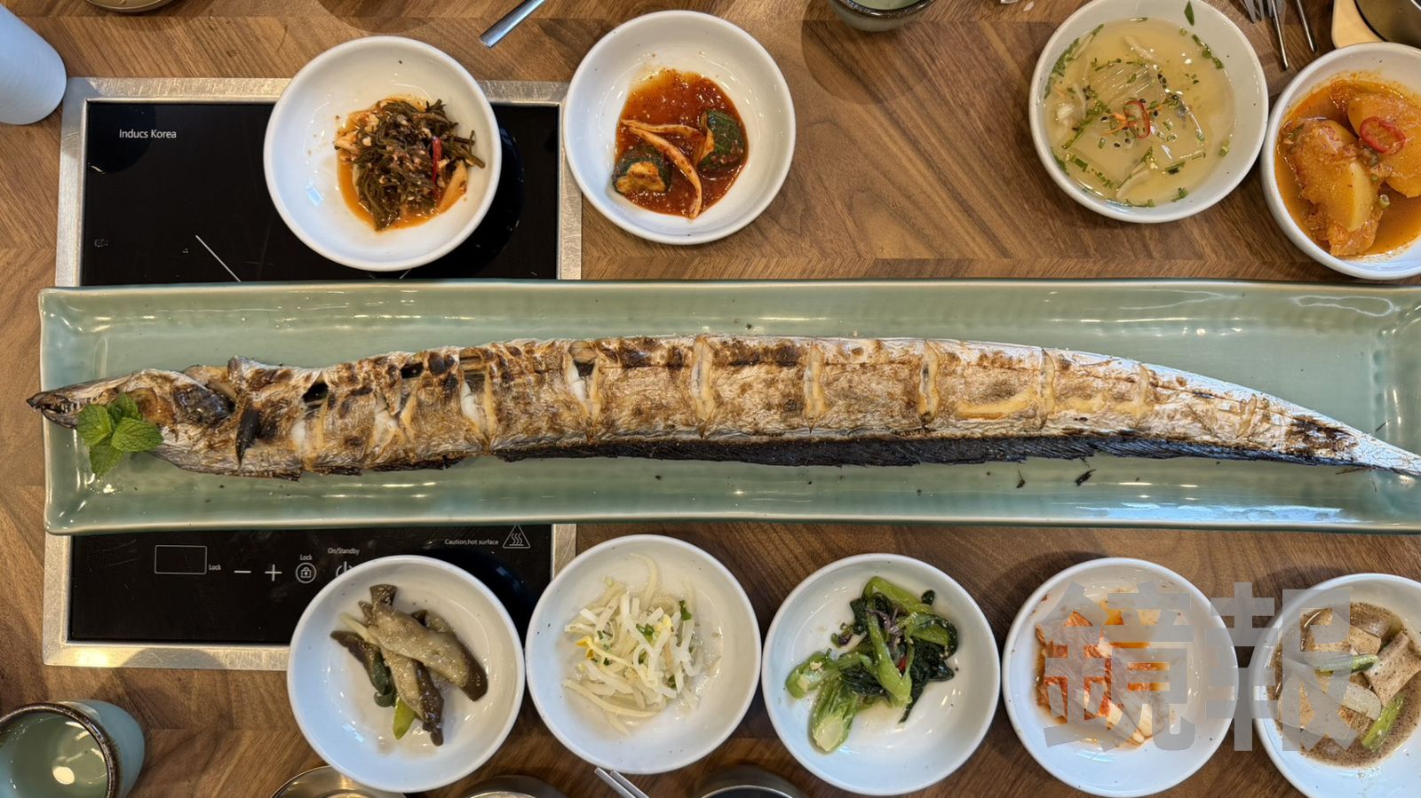 「濟州白帶魚整條烤3人套餐」會附10種小菜、海帶湯、白飯。（105,000韓元/份，約台幣2,625元）