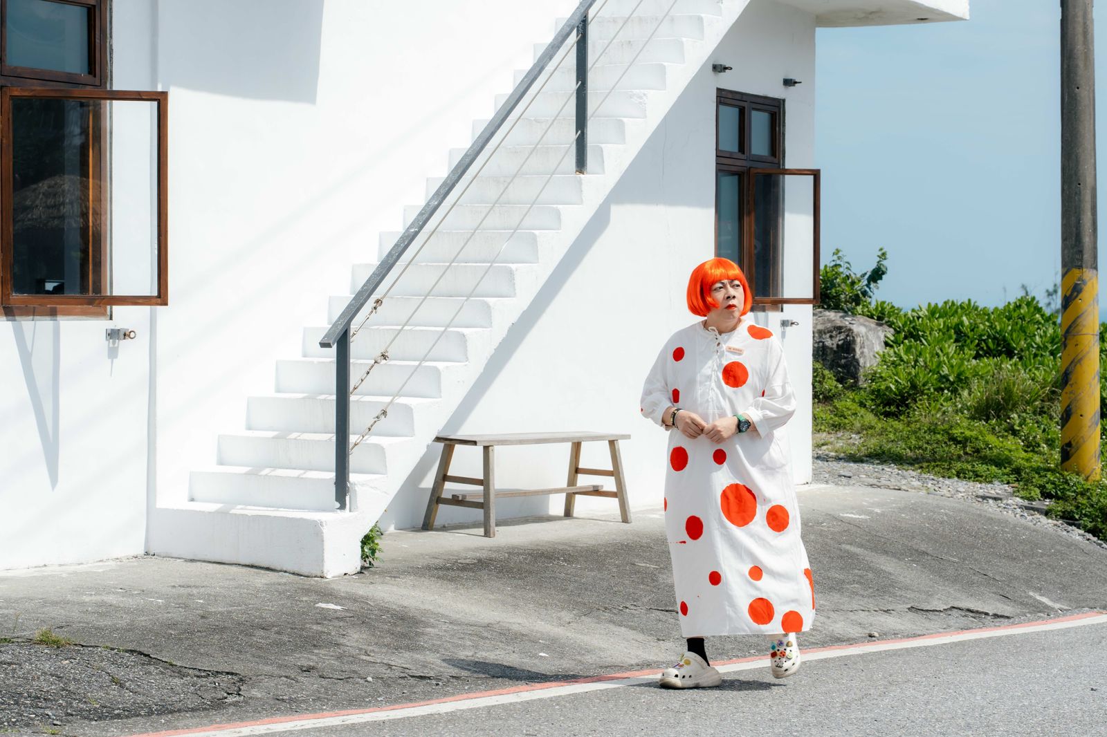 董至成，特地裝扮成經典造型「草間彌生」現身。好看娛樂提供